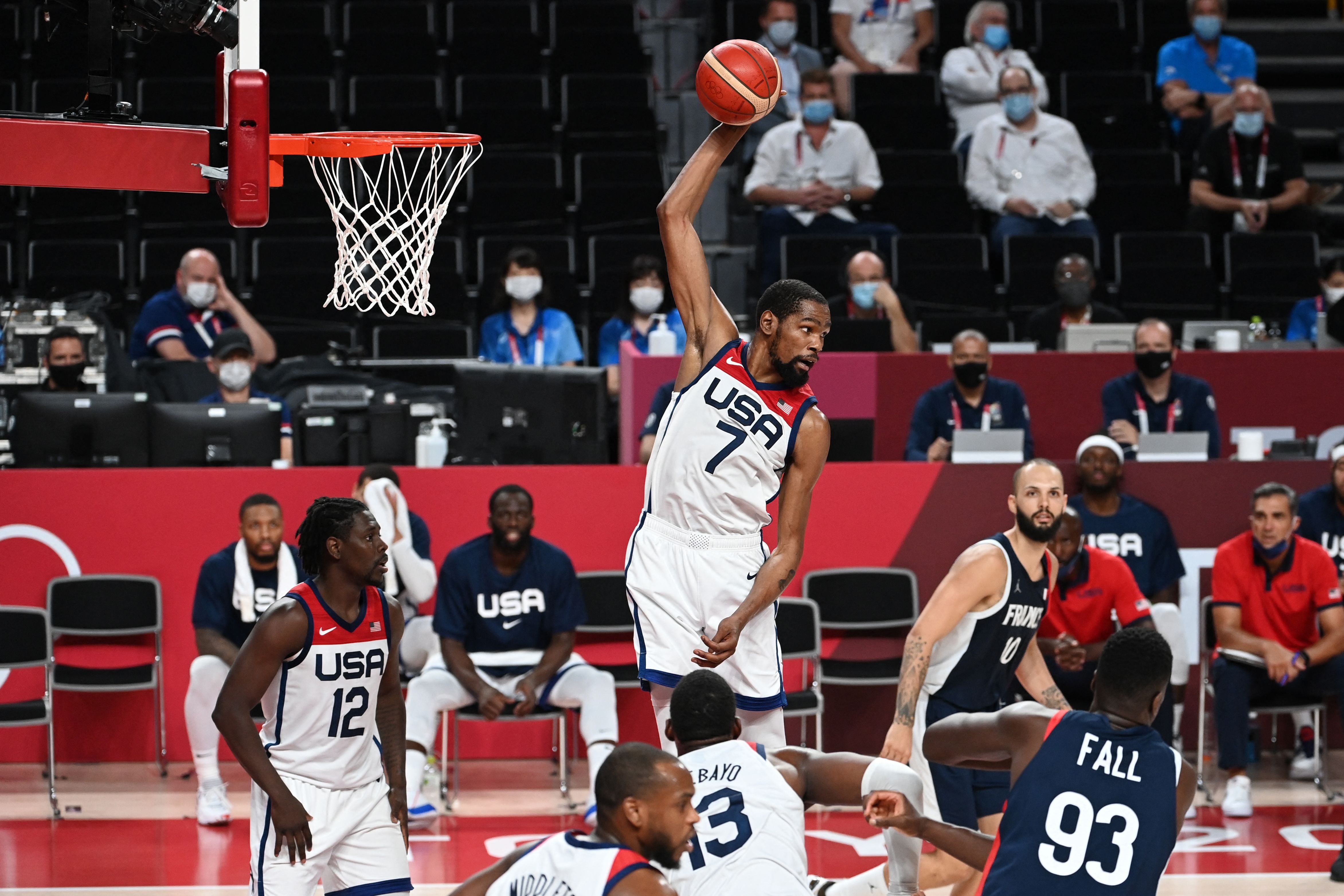 Pemain Amerika Serikat Kevin Durant  membuat slam dunk. 