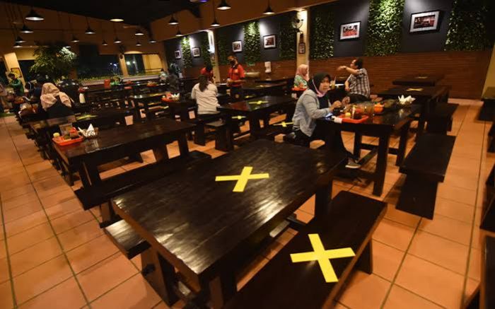 Pemiliknya Sudah Divaksin, Rumah Makan di Jakut Ditempel Stiker Khusus