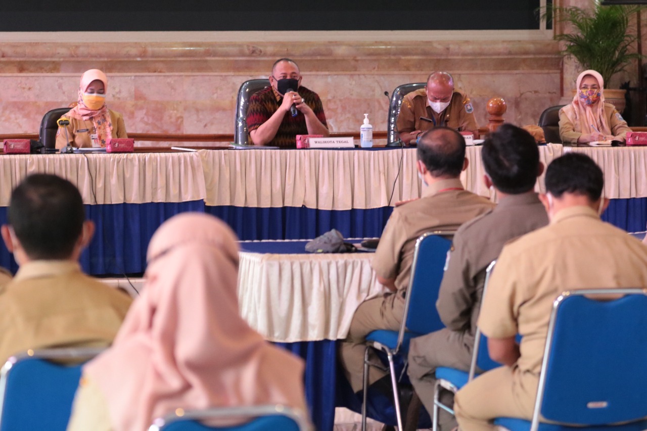  Wali Kota Tegal, H. Dedy Yon Supriyono (tengah) saat Rapat Koordinasi Evaluasi Pelaksanaan Vaksinasi Covid-19 Kota Tegal, Senin (30/8). 