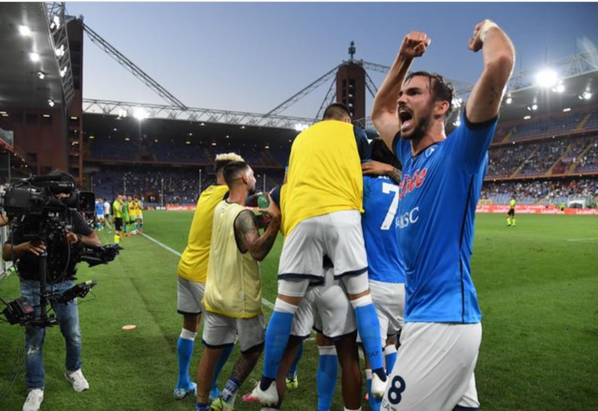 Para pemain Napoli melakukan selebrasi usai mencetak gol ke gawang Genoa di laga Serie A.