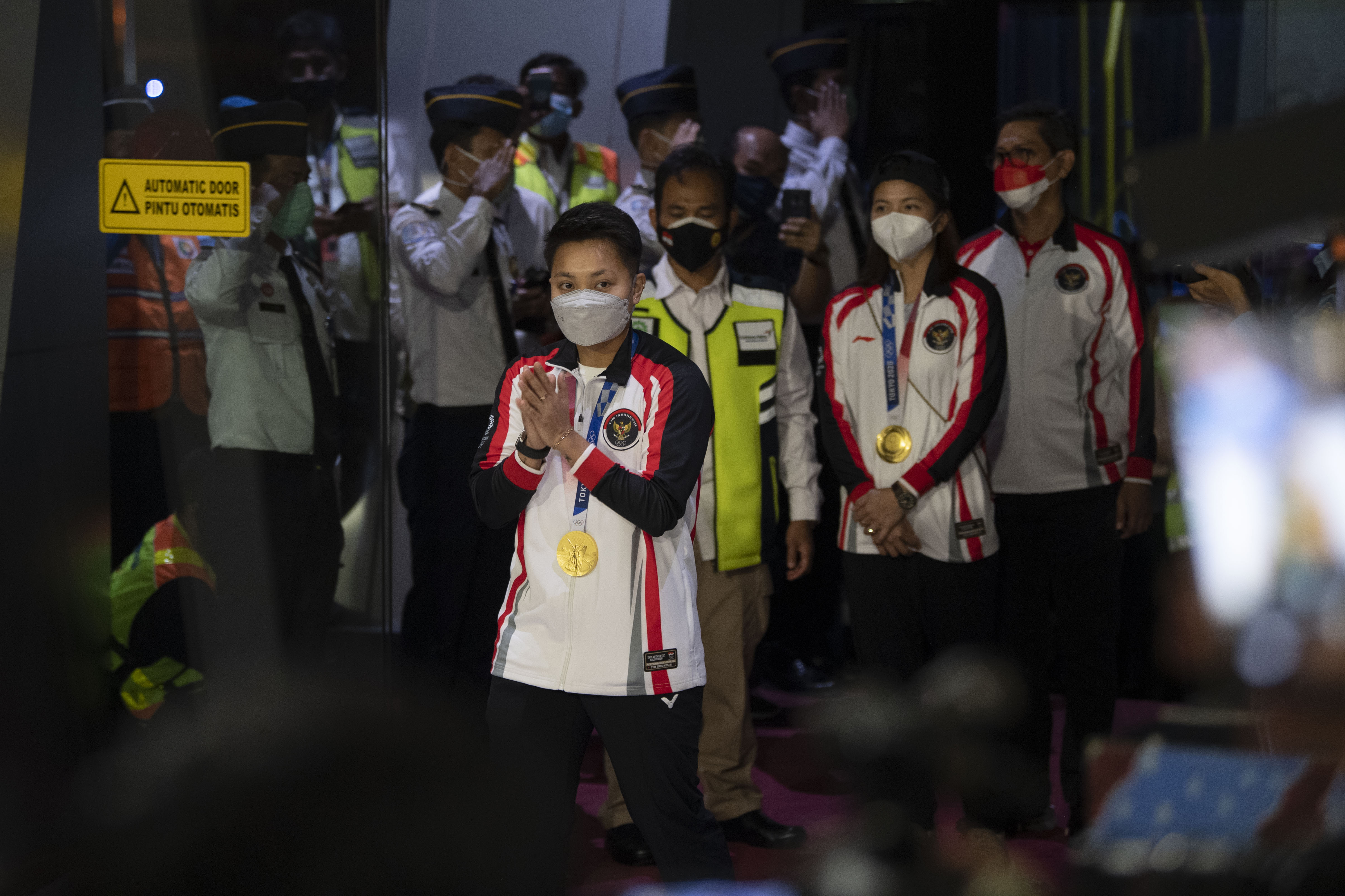 Peraih medali emas Olimpiade Tokyo 2020, Apriyani Rahayu (tengah) dan Greysia Polii (kedua kanan) tiba di Bandara Soekarno Hatta, Tangerang.