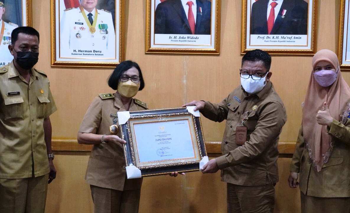 Asisten Bidang Pengembangan Ekonomi OKI, Zulkarnain saat acara penyerahan replika sertifikat warisan budaya tak benda dari Disbudpar Sumsel 