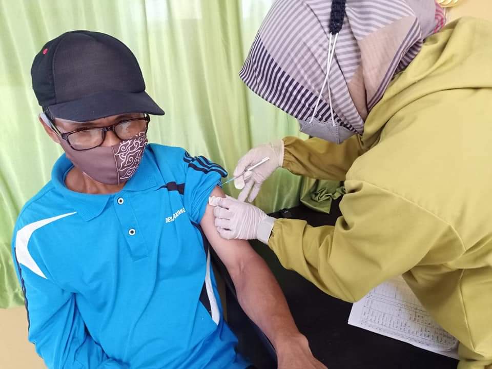 Petugas kesehatan Kabupaten Ciamis, Jawa Barat  melakukan vaksinasi Covid-19 kepada lansia.