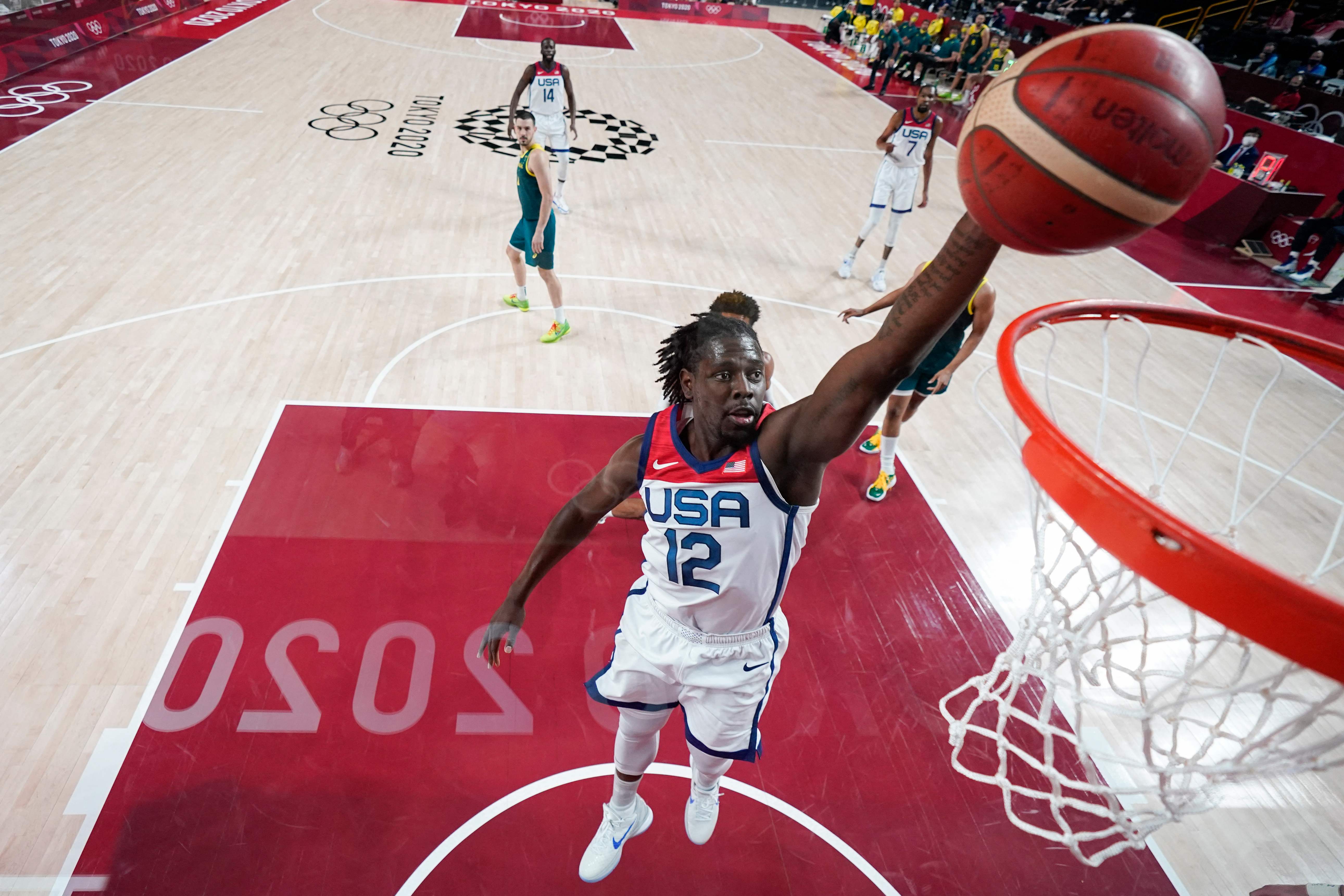 Pebasket tim AS, Jrue Holiday, melakukan aksi 'dunk' saat laga melawan tim Australia di babak semifinal Olimpiade Tokyo, Kamis (5/8).