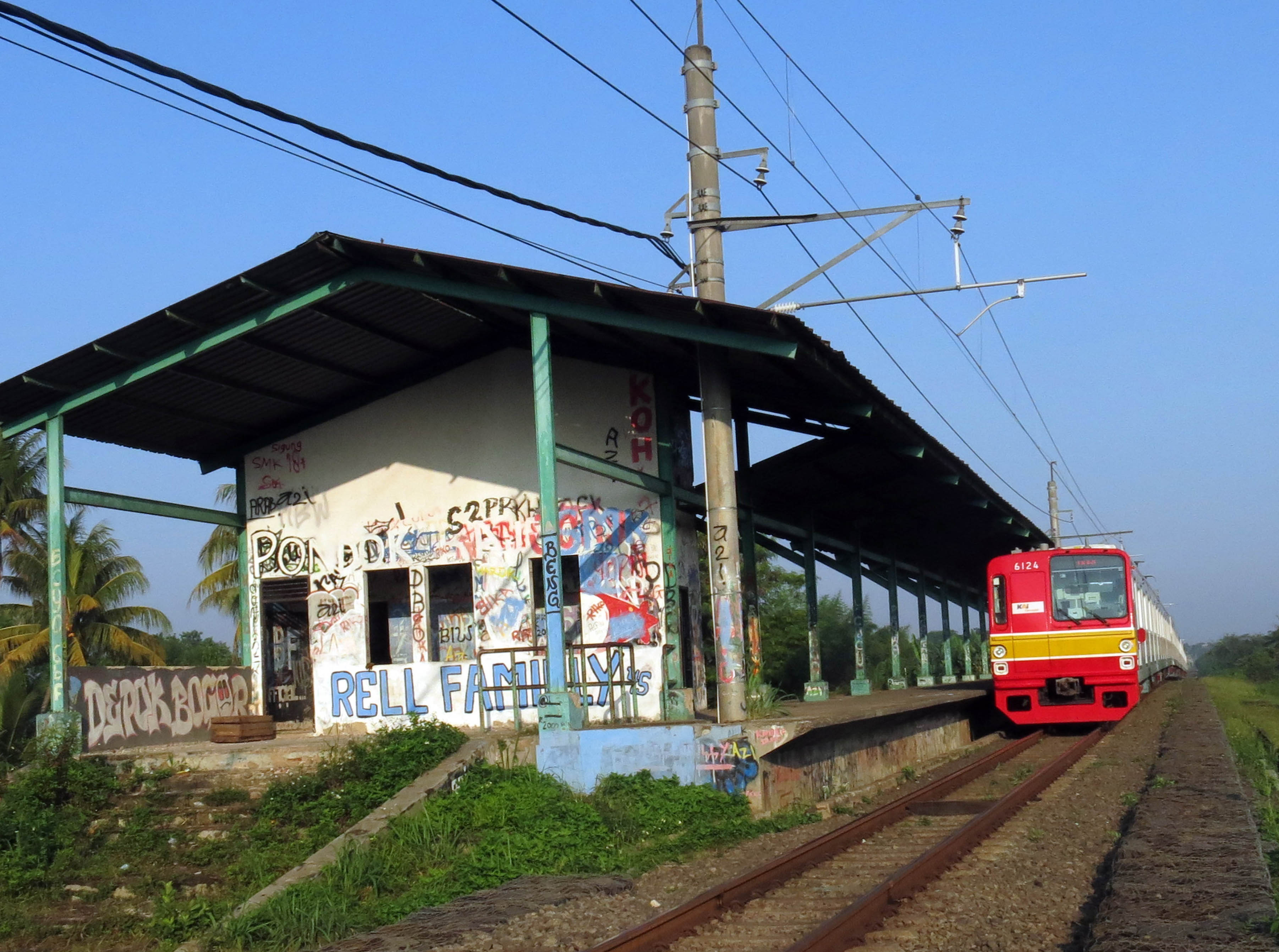KRLmelintas di Stasiun Pondok Rajeg, Cibinong