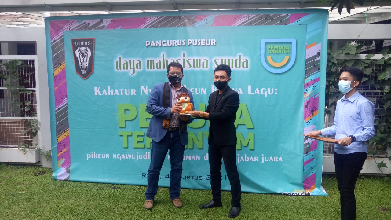 Aktivis dan seniman yang tergabung dalam Daya Mahasiswa Sunda menyerahkan  dukungan pada Ridwansyah Yusuf