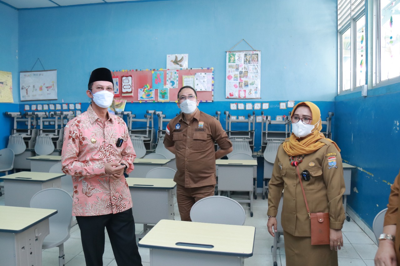 Wali Kota Palembang Harnojoyo (kiri) meninjau persiapan sekolah untuk menggelar PTM pada 6 September mendatang,  Selasa (31/8). 