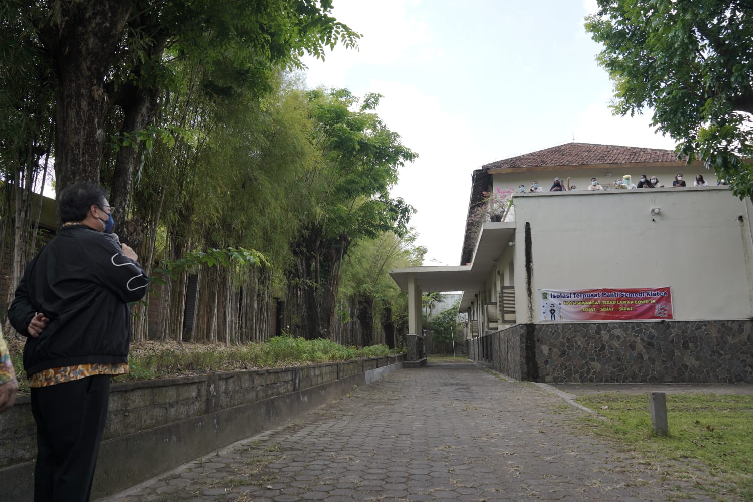 Menko Airlangga Beri Semangat Pasien Isolasi di Klaten