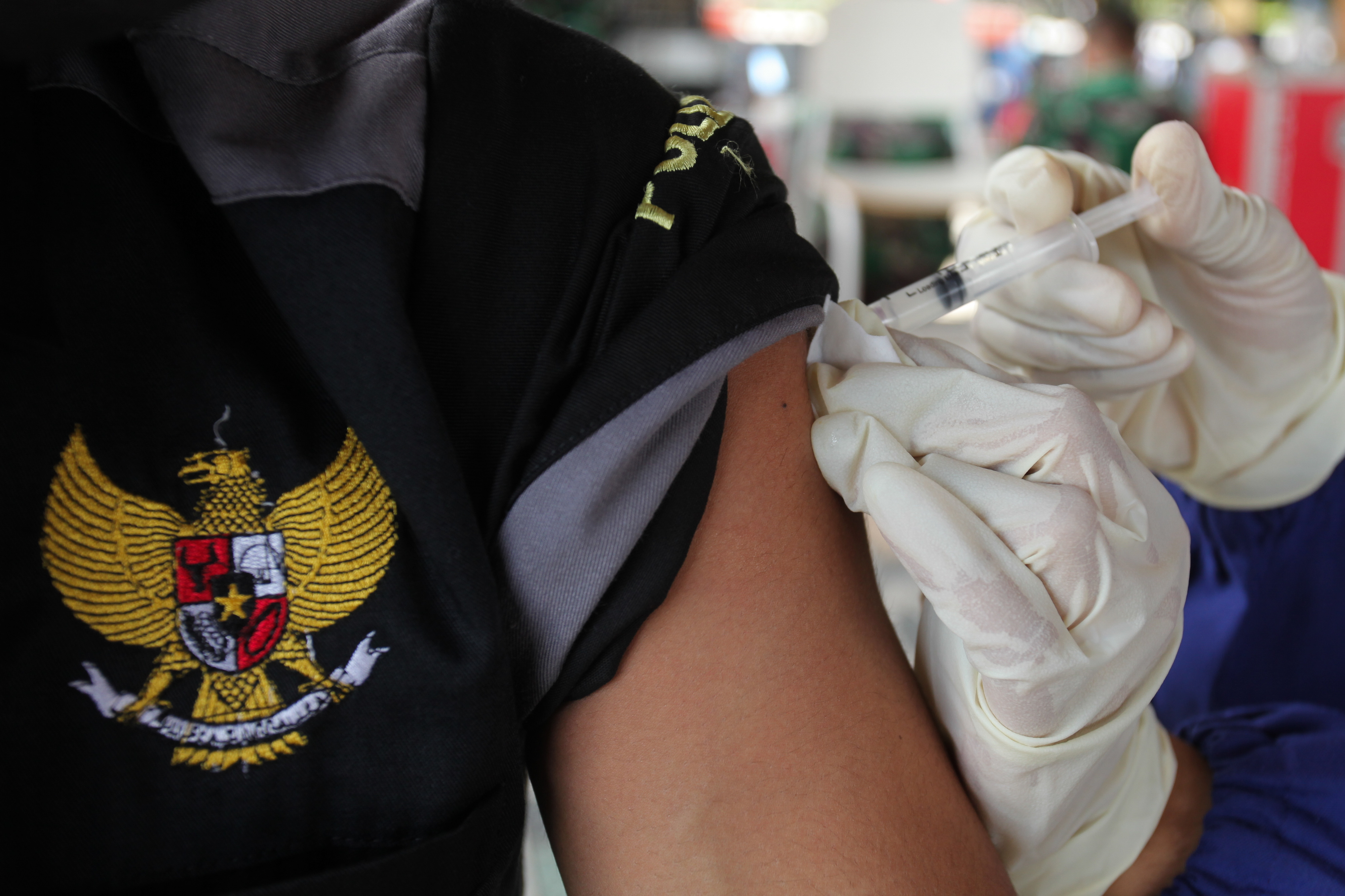 Ilustrasi--Petugas kesehatan menyuntikkan vaksin covid-19 kepada warga.