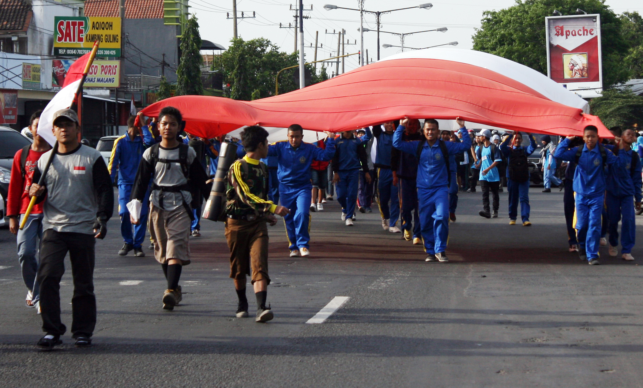 Ilustrasi- Sejumlah pelajar pecinta alam di wilayah Kediri mengarak bendera berukuran raksasa saat melintas di jalan raya A.Yani