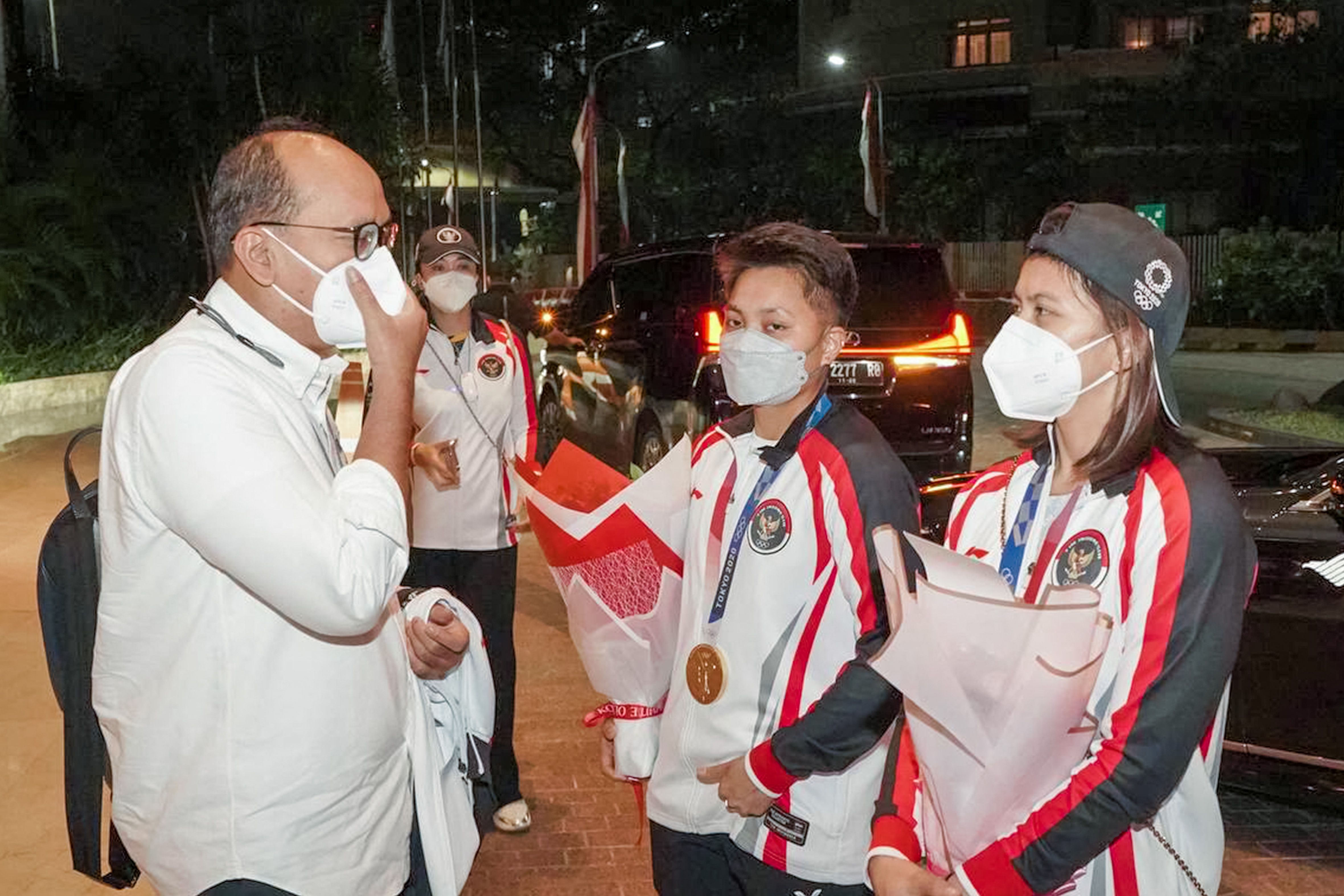 CdM Indonesia Rosan Perkasa Roeslani berbincang dengan peraih medali emas Indonesia Greysia Polii/Apriyani Rahayu