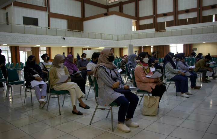 Sejumlah civitas akademika UIN Sunan Gunung Djati mengikuti vaksinasi di lingkungan kampus