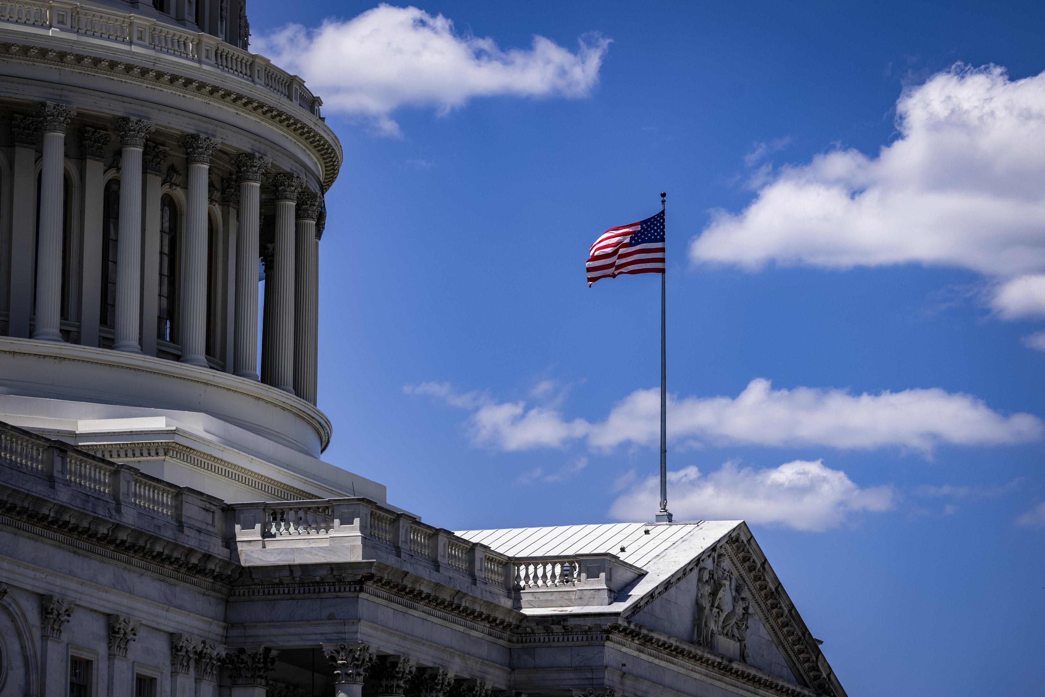 Bendera AS berkibar di Capitol Building yang berlokasi di wilayah Washington, DC.