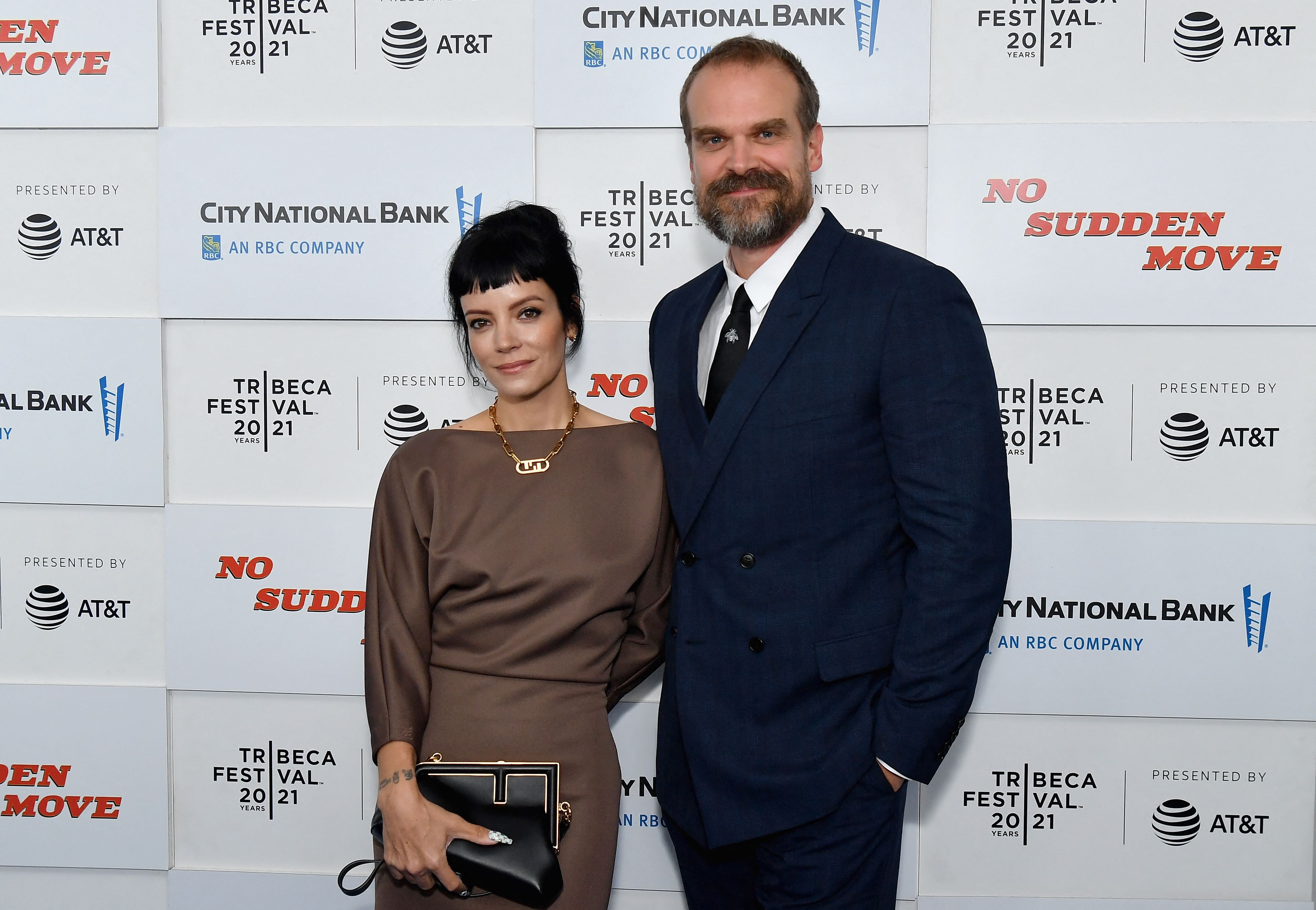 Aktor David Harbour (kanan) dan istrinya Lily Allen