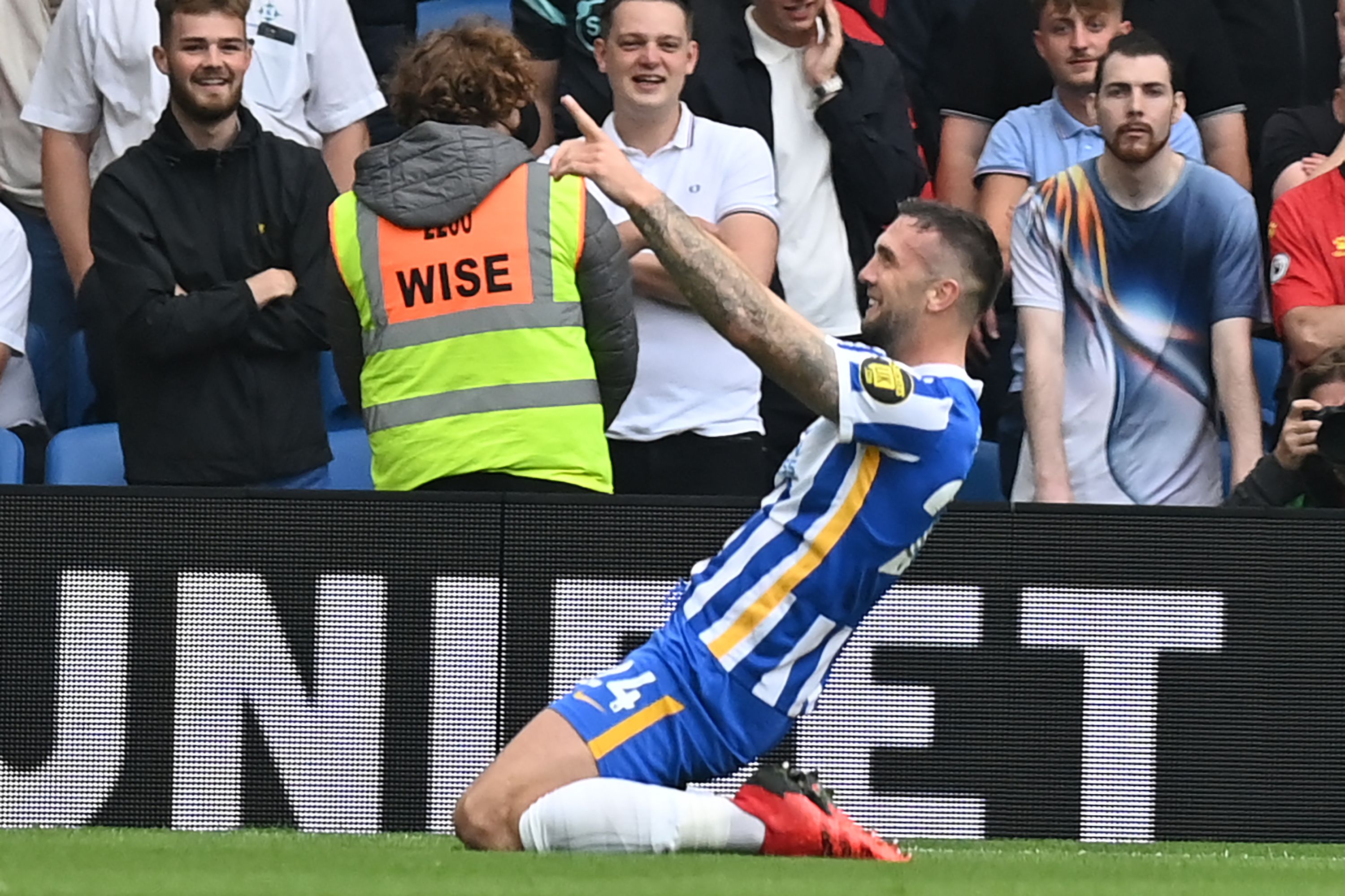 Bek Brighton Shane Duffy melakukan selebrasi usai mencetak gol ke gawang Watford di laga Liga Primer Inggris.