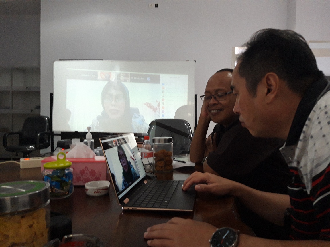 Ketua Harian Forum Masyarakat Industri Rokok Seluruh Indonesia (Formasi) Heri Susianto (kedua dari kanan) dan pengurus Formasi Suhardjo