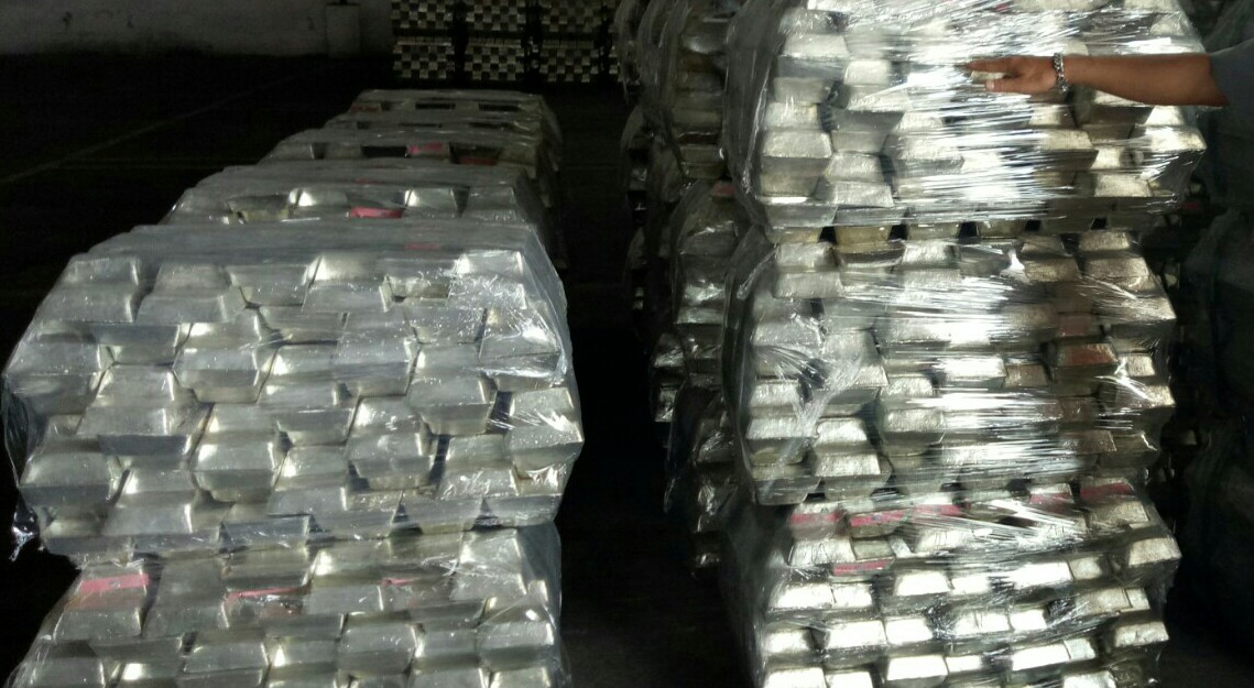 Pandemi Covid-19 menyebabkan stok timah berkurang dan mendongkrak harga timah dunia.