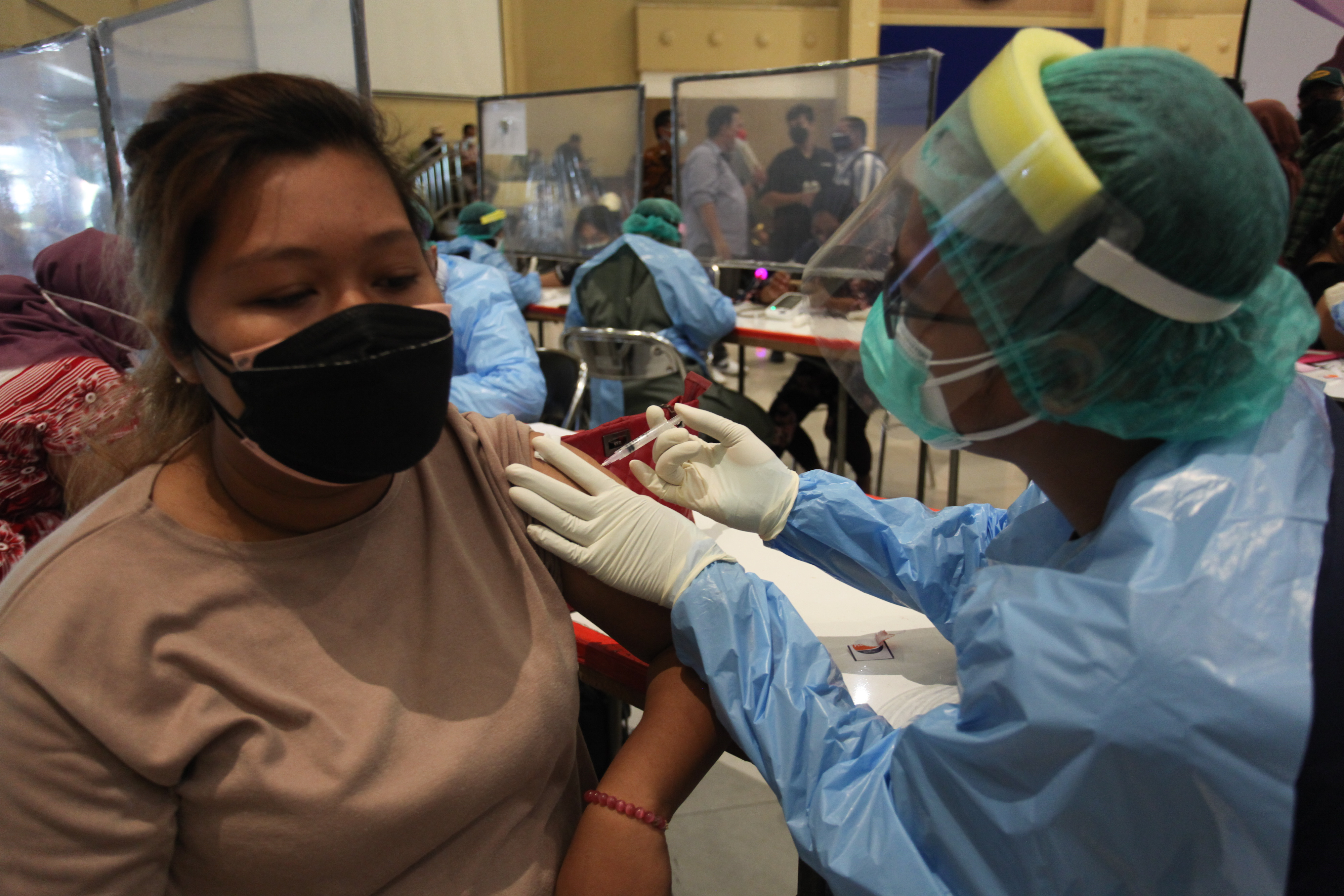 Petugas kesehatan menyuntikkan vaksin COVID-19 kepada ibu hamil di Surabaya, Jawa Timur, Kamis (19/8/2021).