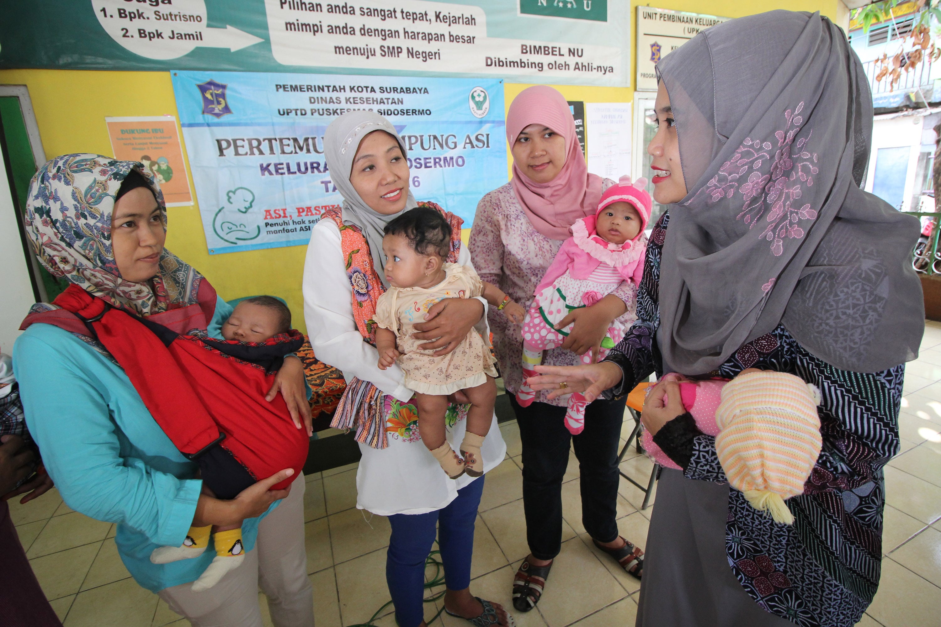 Seorang aktivis memperagakan cara menyusui saat kegiatan Sosialisi ASI di Surabaya, Jawa Timur.