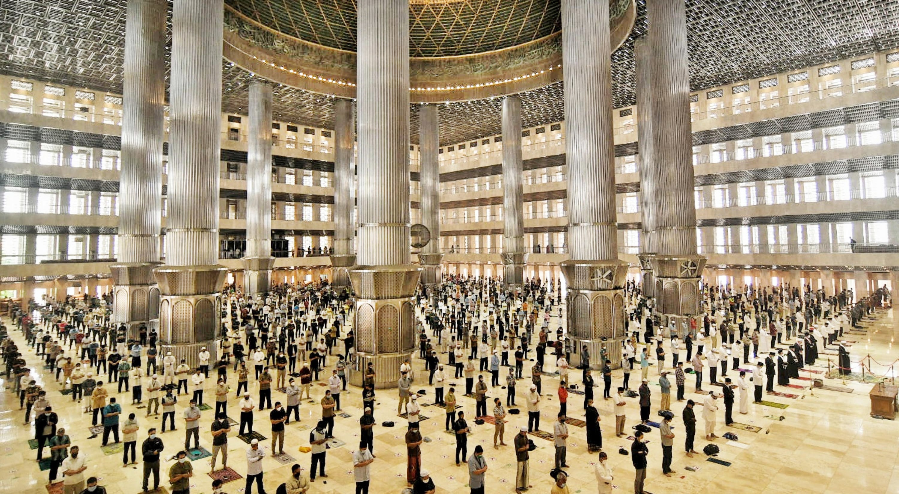 Sejumlah jamaah melakukan ibadah Shalat Jumat berjamaah di Masjid Istiqlal, Jakarta, Jumat (20/8)