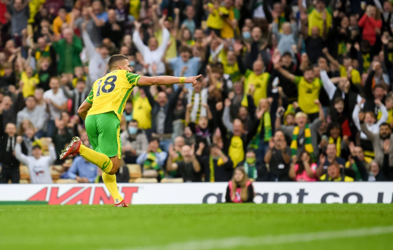 Seorang pemain Norwich melakukan selebrasi usai mencetak gol ke gawang Bournemouth di laga Piala Liga. 