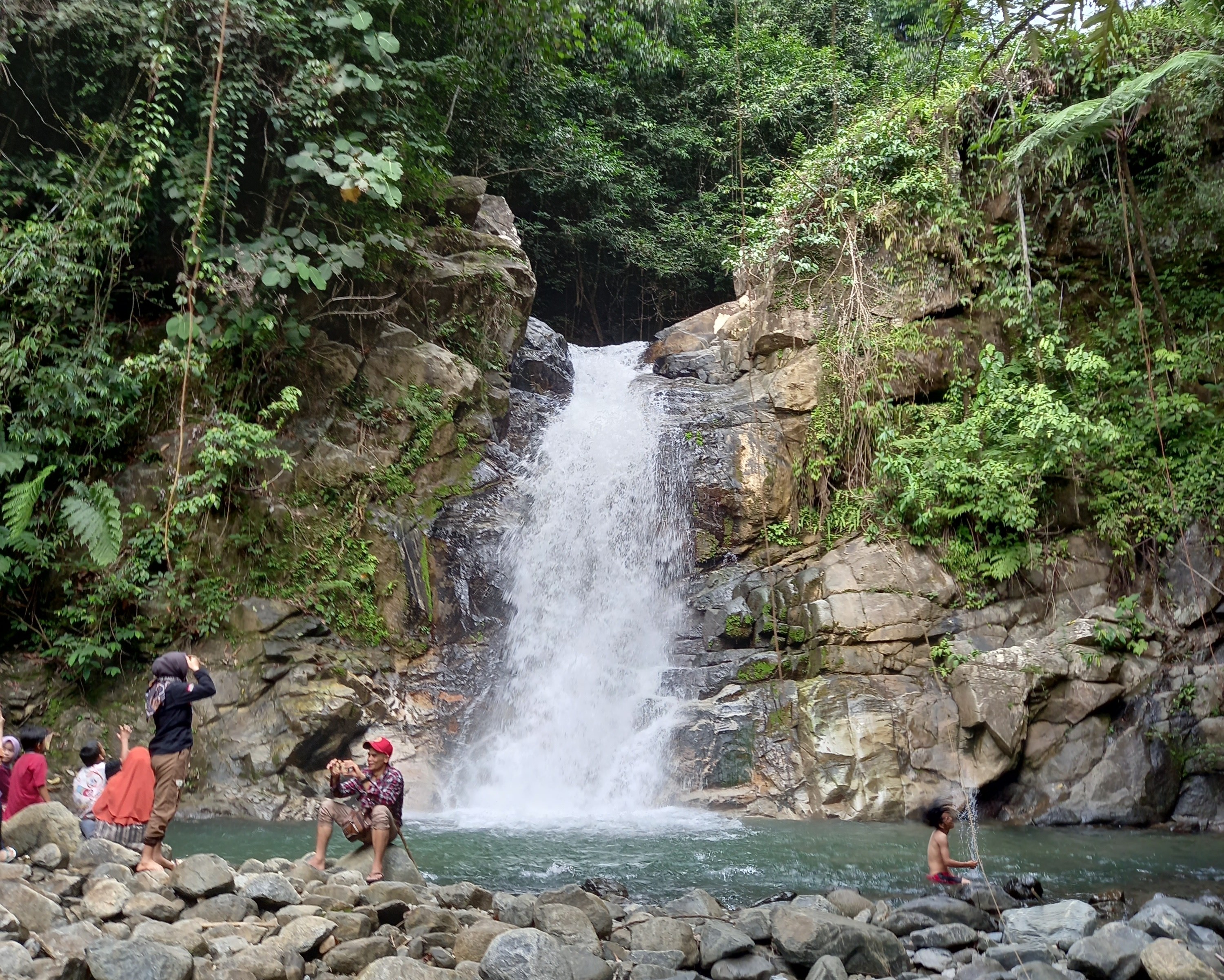  Air terjun rampah tumaung di pedalaman hutan Pegunungan Meratus. 