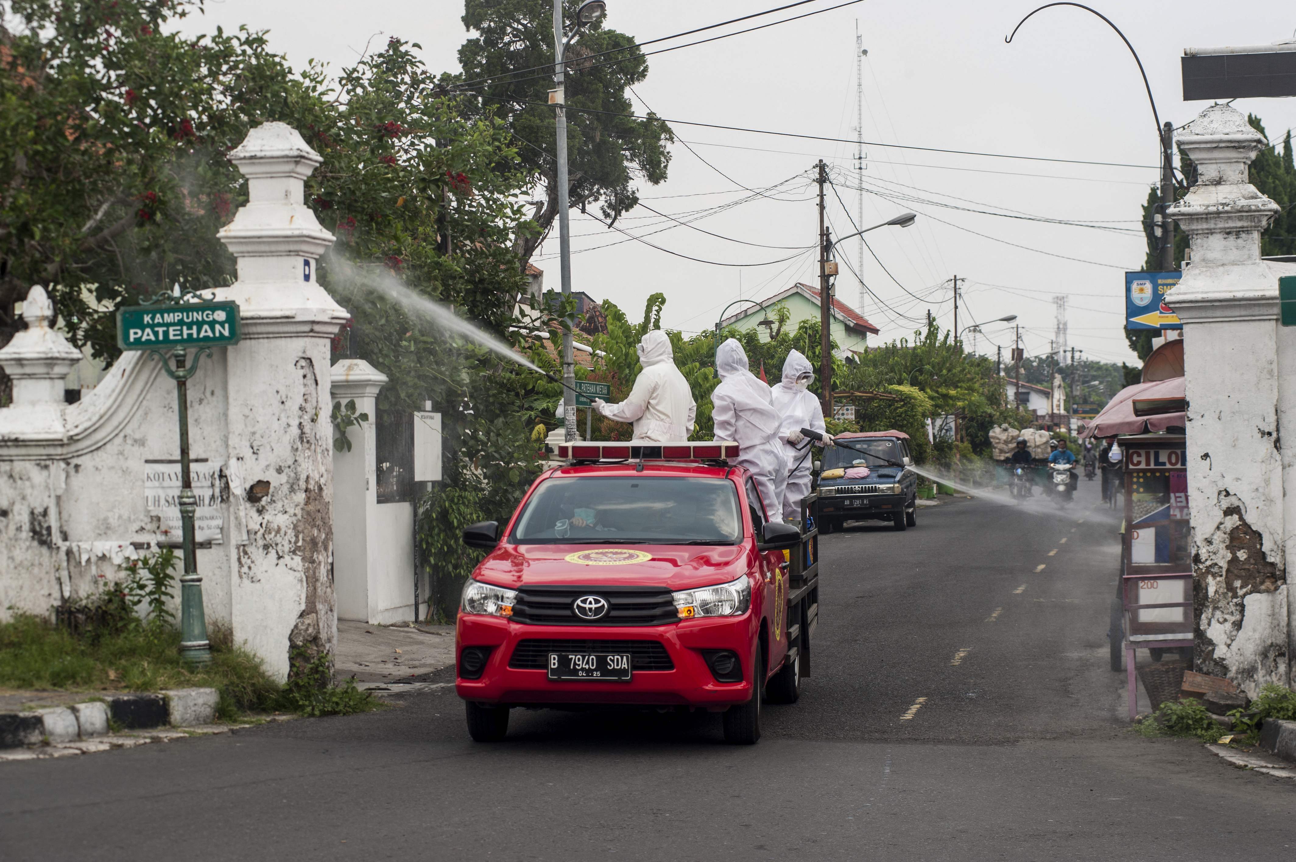 Petugas kesehatan sedang melakukan penyemprotan disinfektan guna mencegah penyebaran covid-19