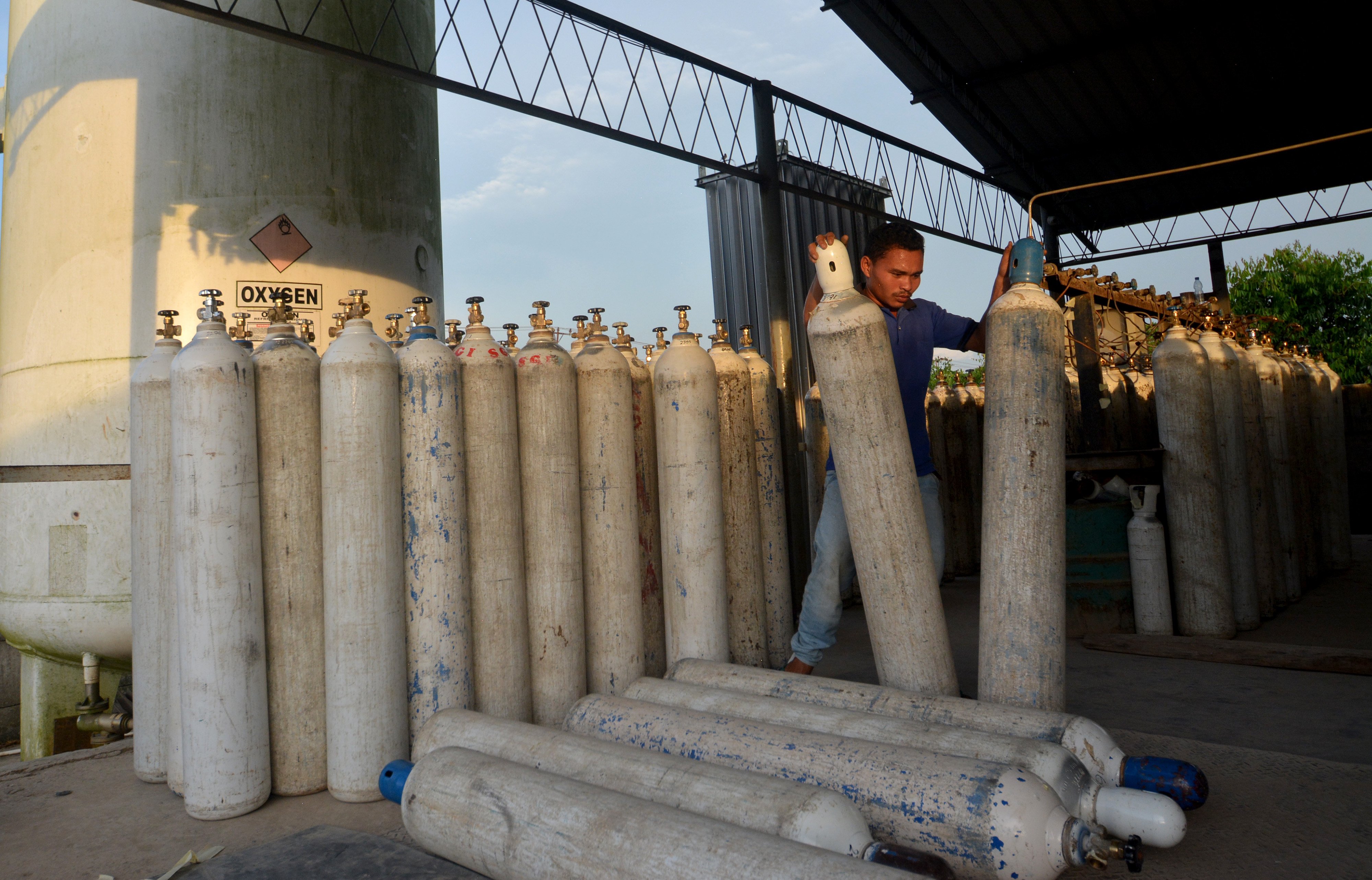 Ilustrasi pekerja memindahkan tabung oksigen di tempat pengisian wilayah Padang, Sumatera Barat.