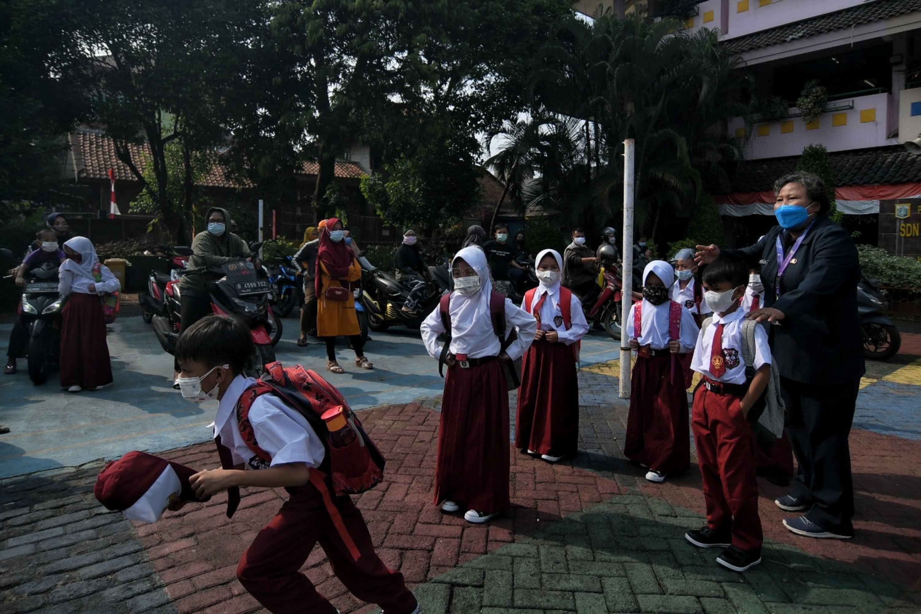 Sejumlah siswa SDN 02 Kelapa Dua Wetan, Jakarta, menunggu dijemput orang tuanya.