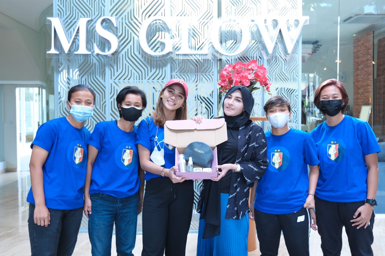 Shandy Purnamasari, Founder MS Glow, menyerahkan bonus Rp200 juta kepada Tim Arema FC Putri