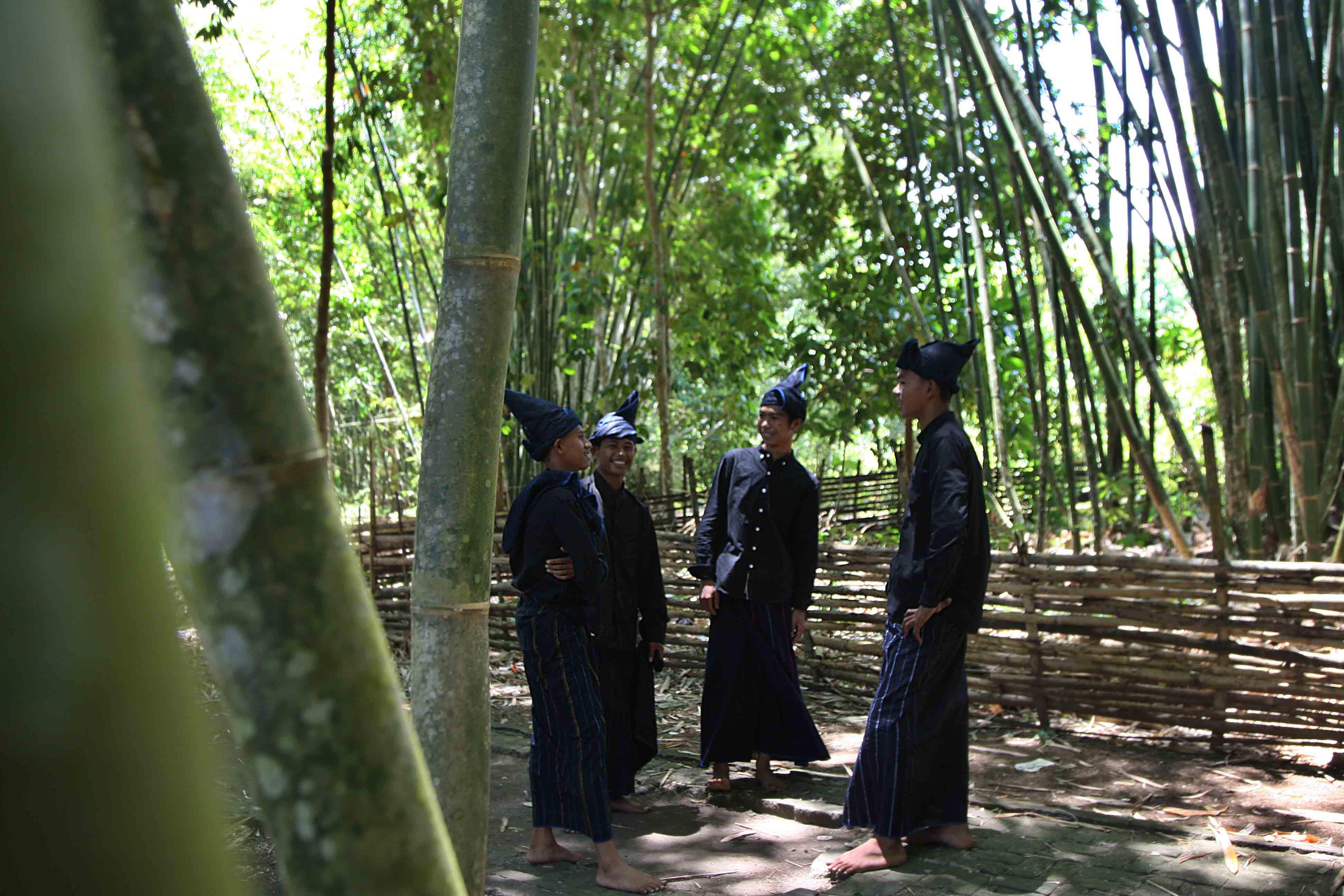 Warga adat suku Kajang luar di hutan di Desa Tana Toa, Kecamatan Kajang, Kabupaten Bulukumba, Sulawesi Selatan, Rabu (29/10/2020)
