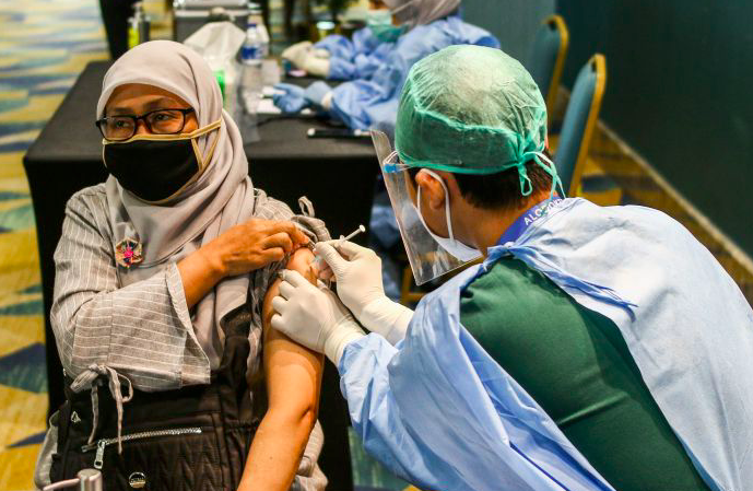Petugas menyuntikkan vaksin Covid-19 kepada penerima vaksin di Senayan City, Jakarta, Rabu (7/4/2021). 