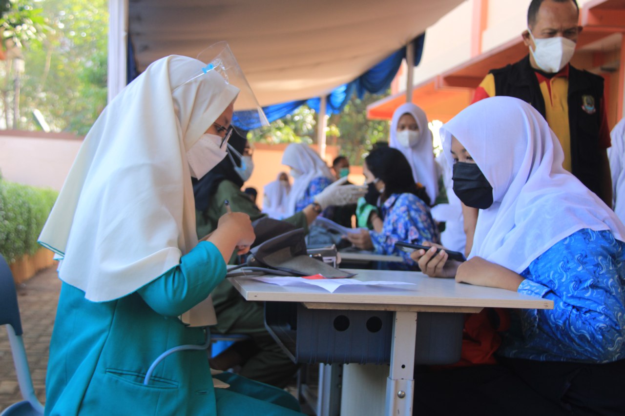 SMA Negeri 15 Kota Bekasi Gelar Vaksinasi Massal