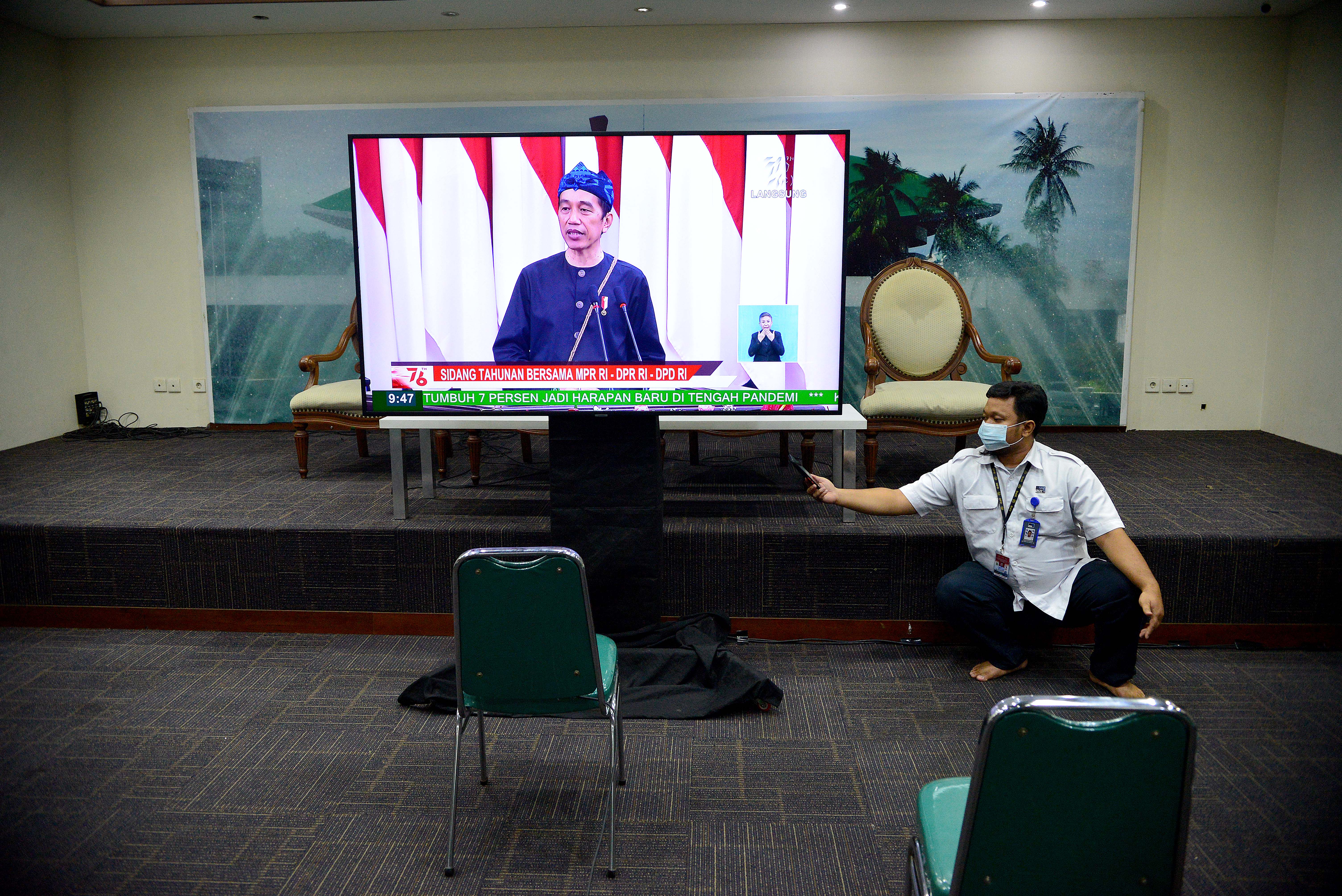 Jurnalis memantau pidato Presiden RI Joko Widodo melalui layar yang telah disediakan dalam sidang Bersama DPR/DPD RI, Senin (16/8) 