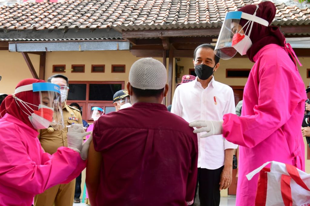 Presiden Joko Widodo memantau proses vaksinasi covid-19 di Cirebon