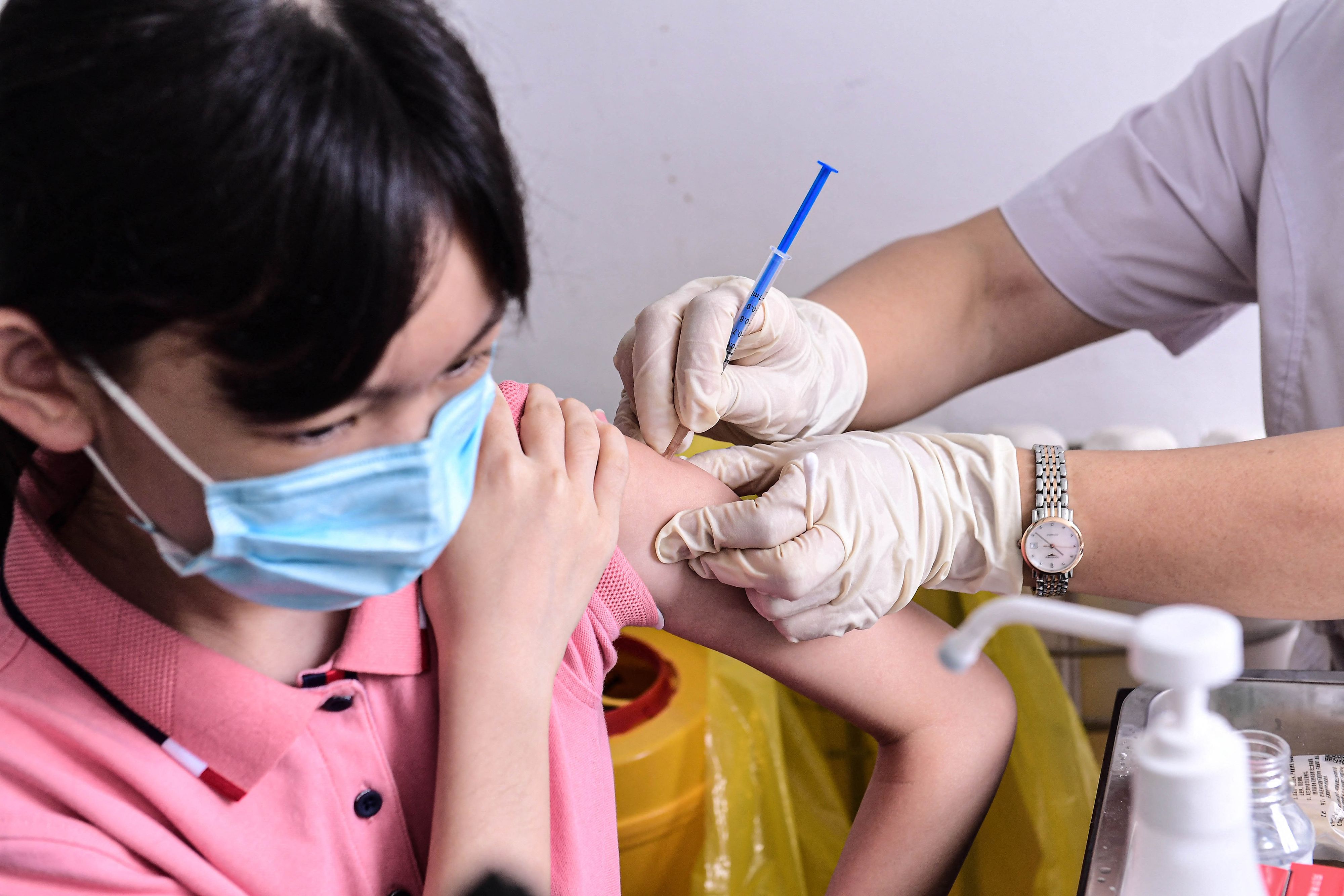 Seorang pelajar di wilayah Shenyang, Tiongkok, menerima vaksin covid-19 buatan Sinovac.