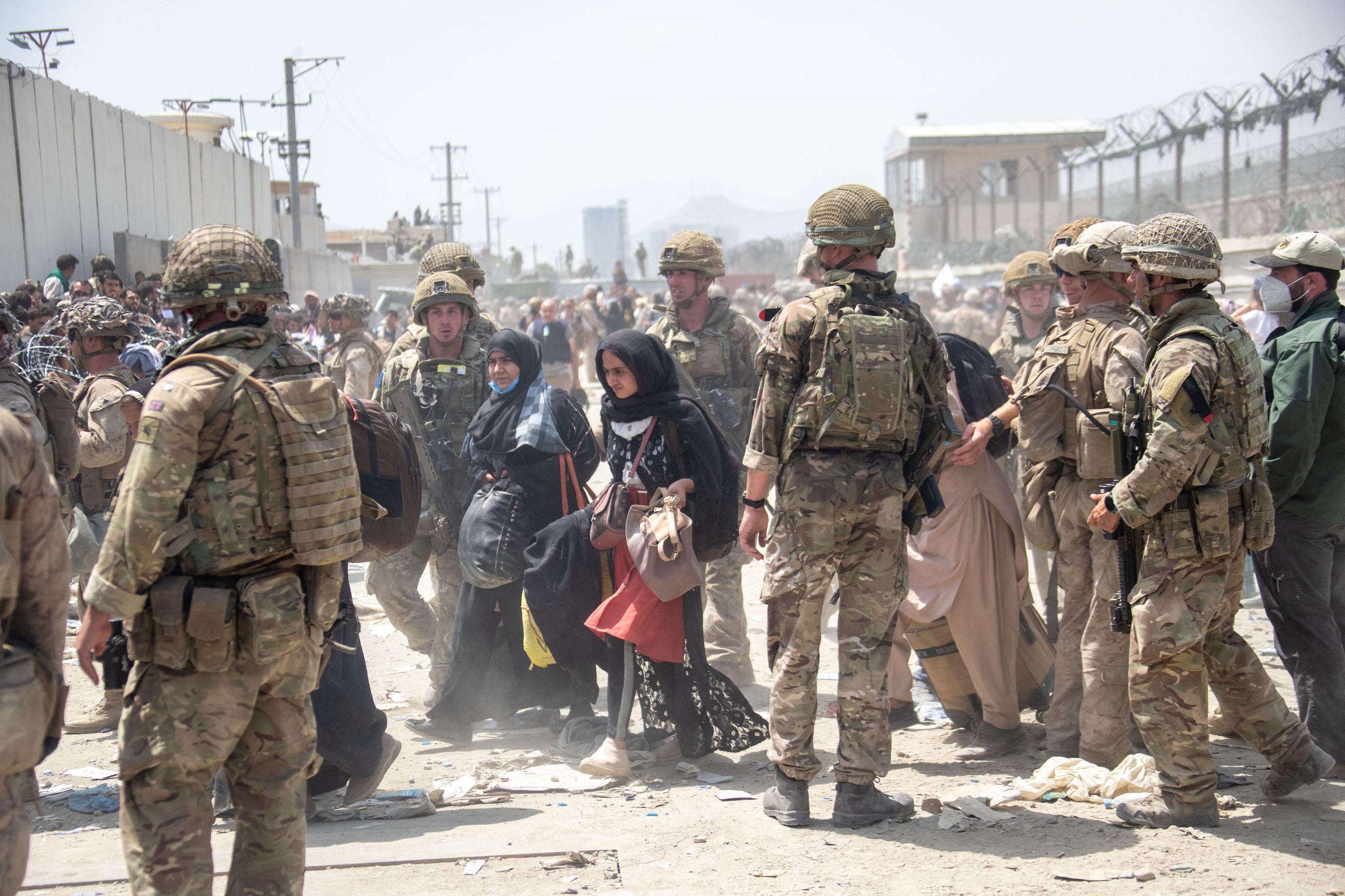 Personel militer AS berjaga-jaga di Bandara Kabul, Afghanistan.