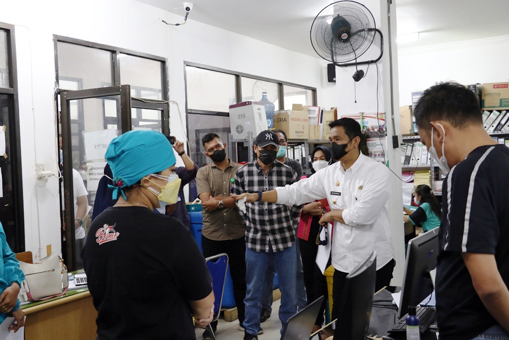 Wali Kota Pematangsiantar Hefriansya (kemeja putih).