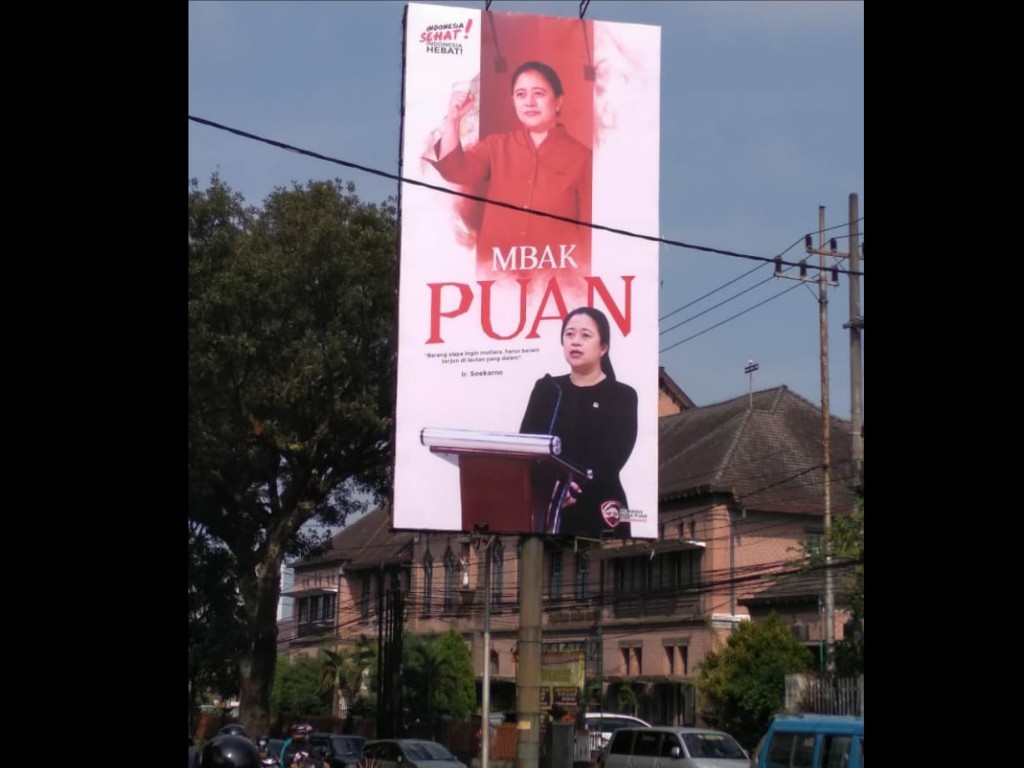 Billboar bergambar Puan Maharani terpasang di sejumlah jalan di Kota Surabaya pada pertengahan Juni lalu.