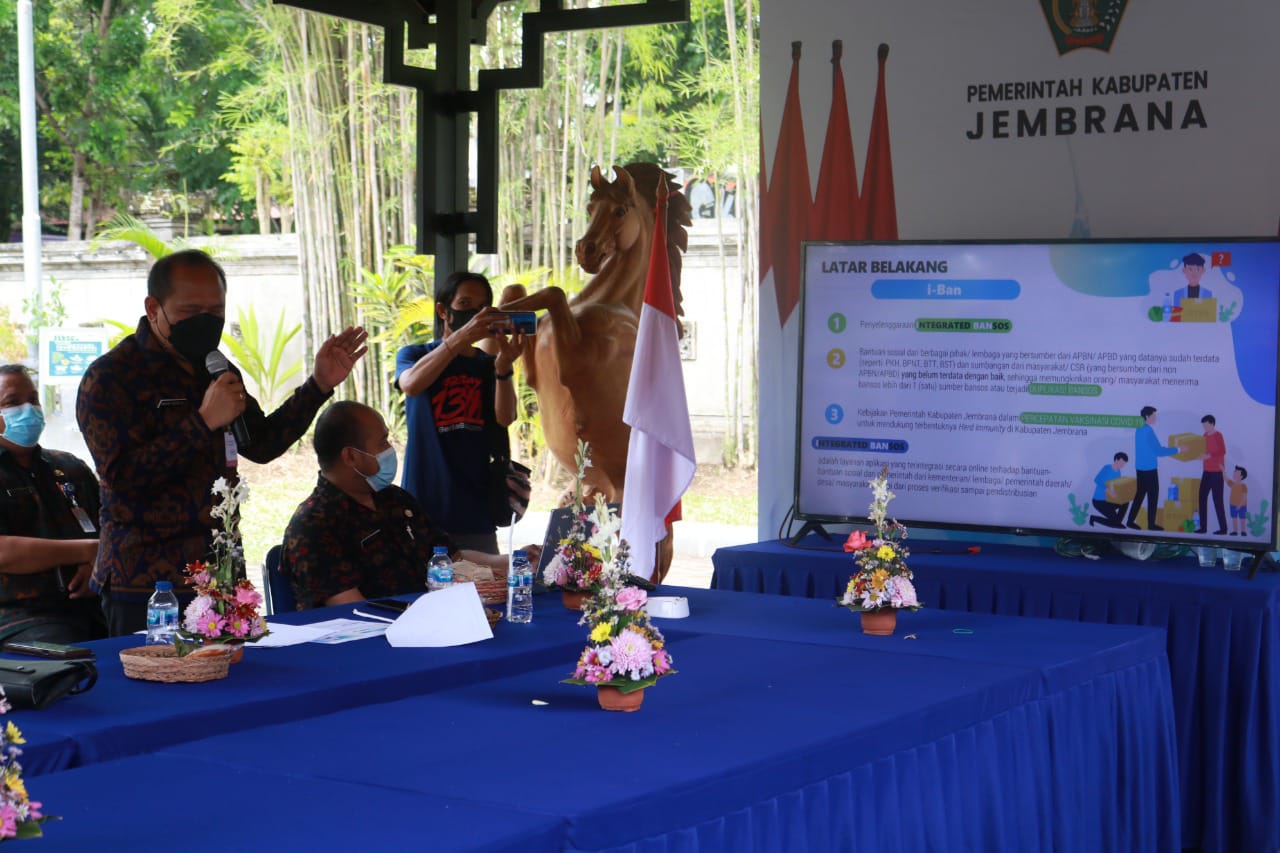 Bupati Jembrana I Nengah Tamba saat menjelaskan aplikasi penyaluran bantuan sosial, I- BAN, Selasa (3/8)