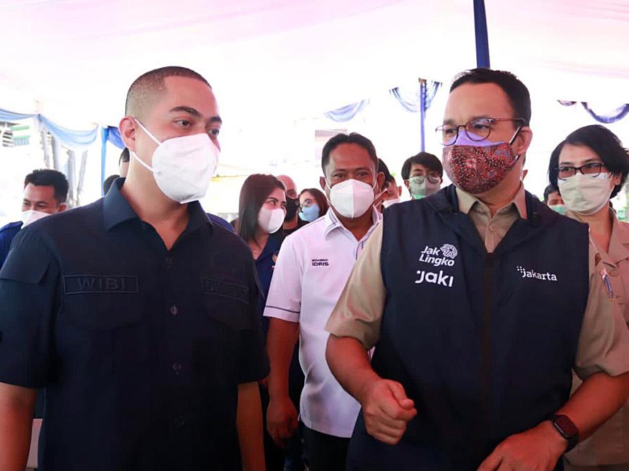 Sekretaris DPW Partai NasDem DKI Jakarta Wibi Andrino mendampingi Gubernur DKI Jakarta Anies Baswedan.