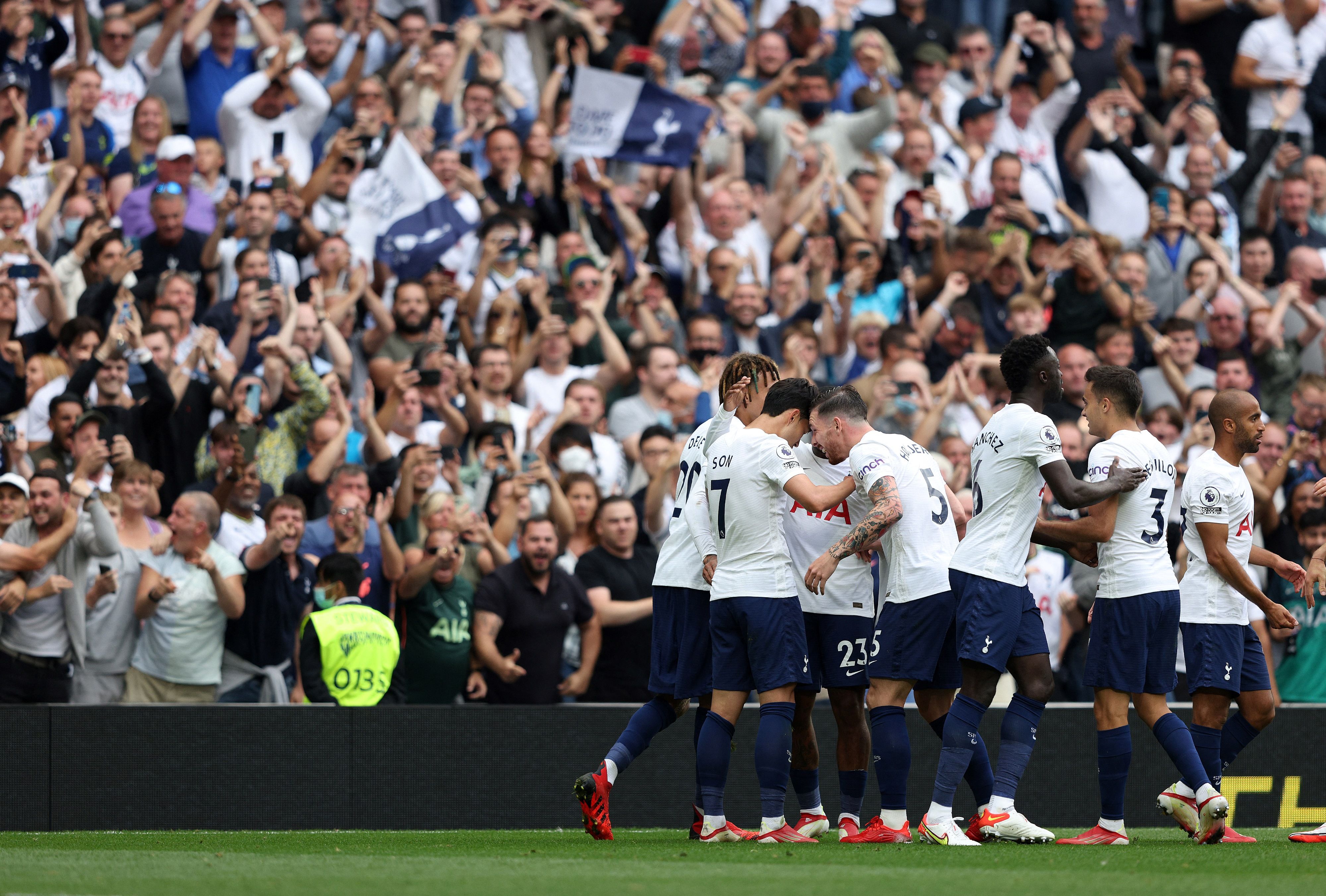 Pemain Tottenham Hotspur merayakan gol yang dicetak Heung-Min Son (7) saat menjamu Man City, Minggu (15/8). Tottenham menang 1-0.     