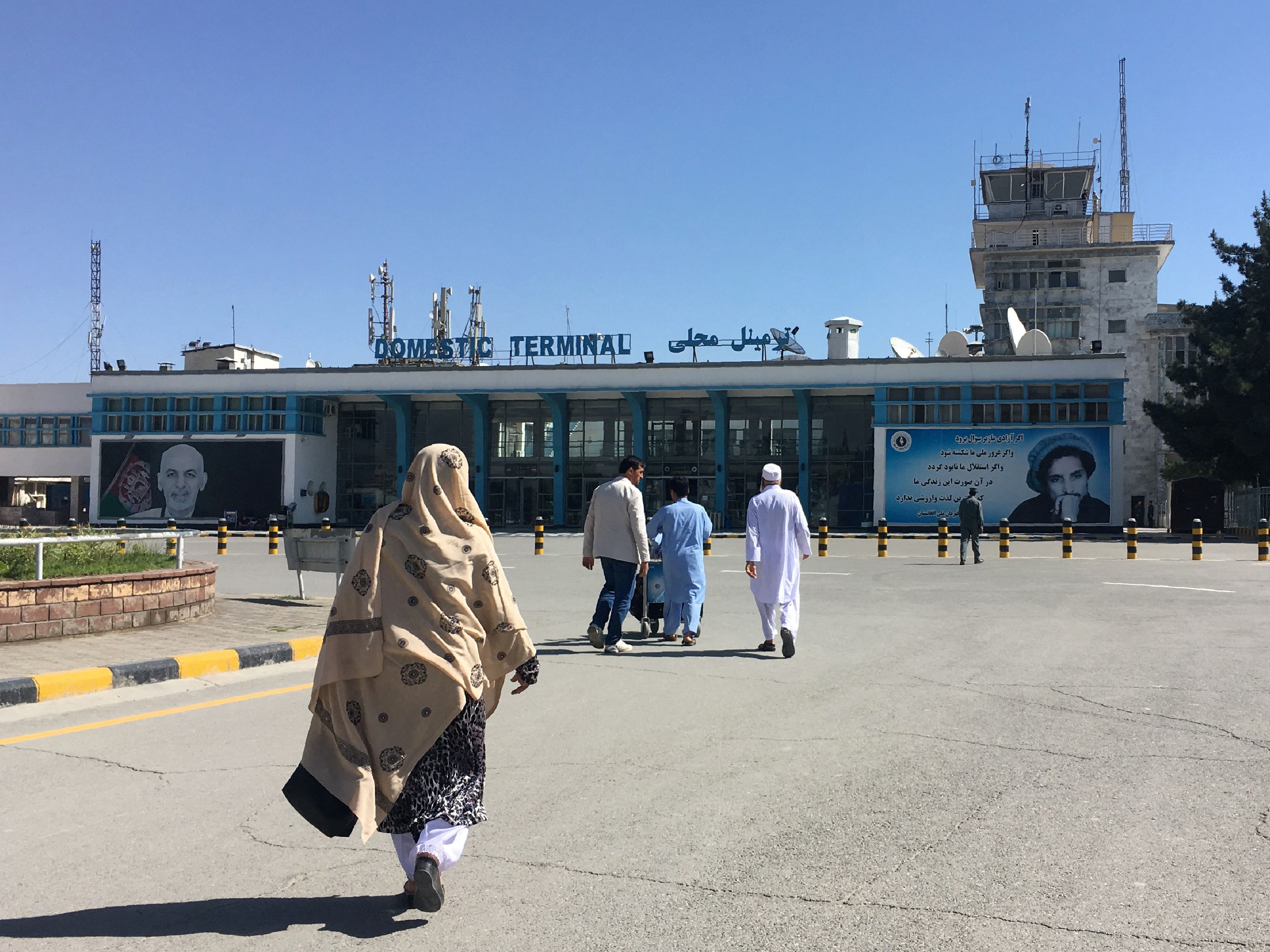 Orang-orang tiba di terminal domestik Bandara Internasional Hamid Karzai di Kabul.