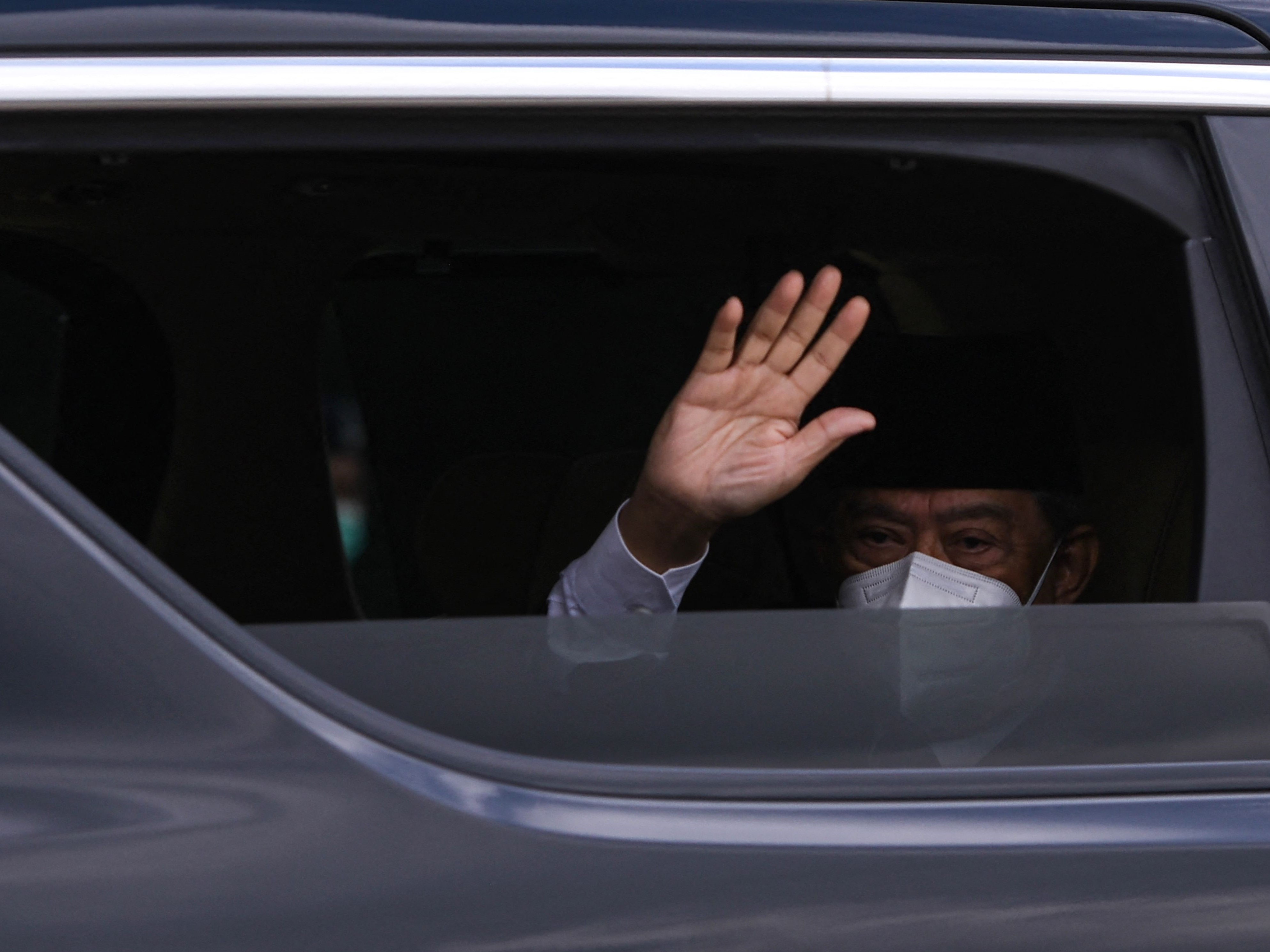PM Malaysia Muhyiddin Yassin melambaikan tangan saat tiba di Istana Nasional di Kuala Lumpur, Senin (16/8).