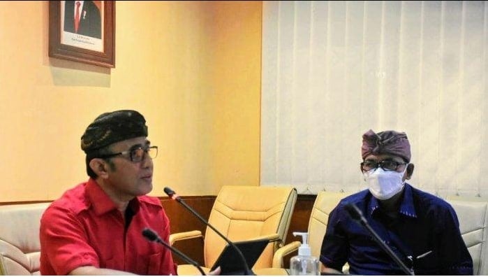 Wali Kota Denpasar, IGN Jaya Negara (kiri) saat at membuka webinar nasional.