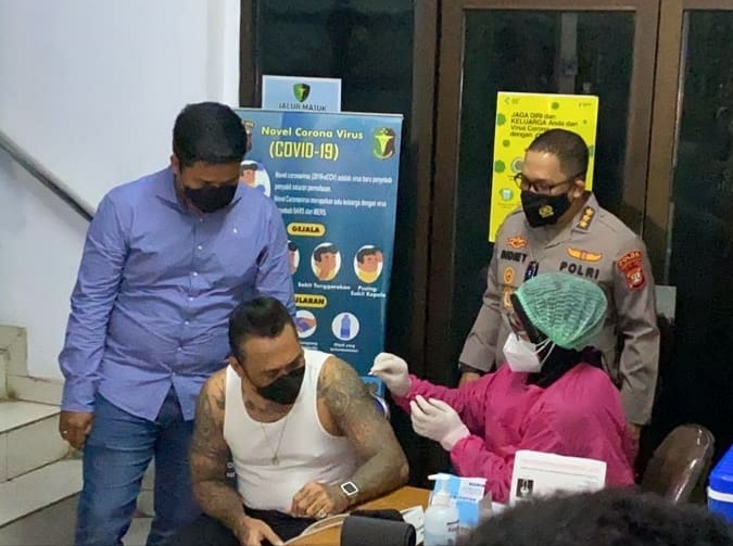 Drummer SID Jerinx mendapatkan vaksin covid-19 di Polda Metro Jaya.