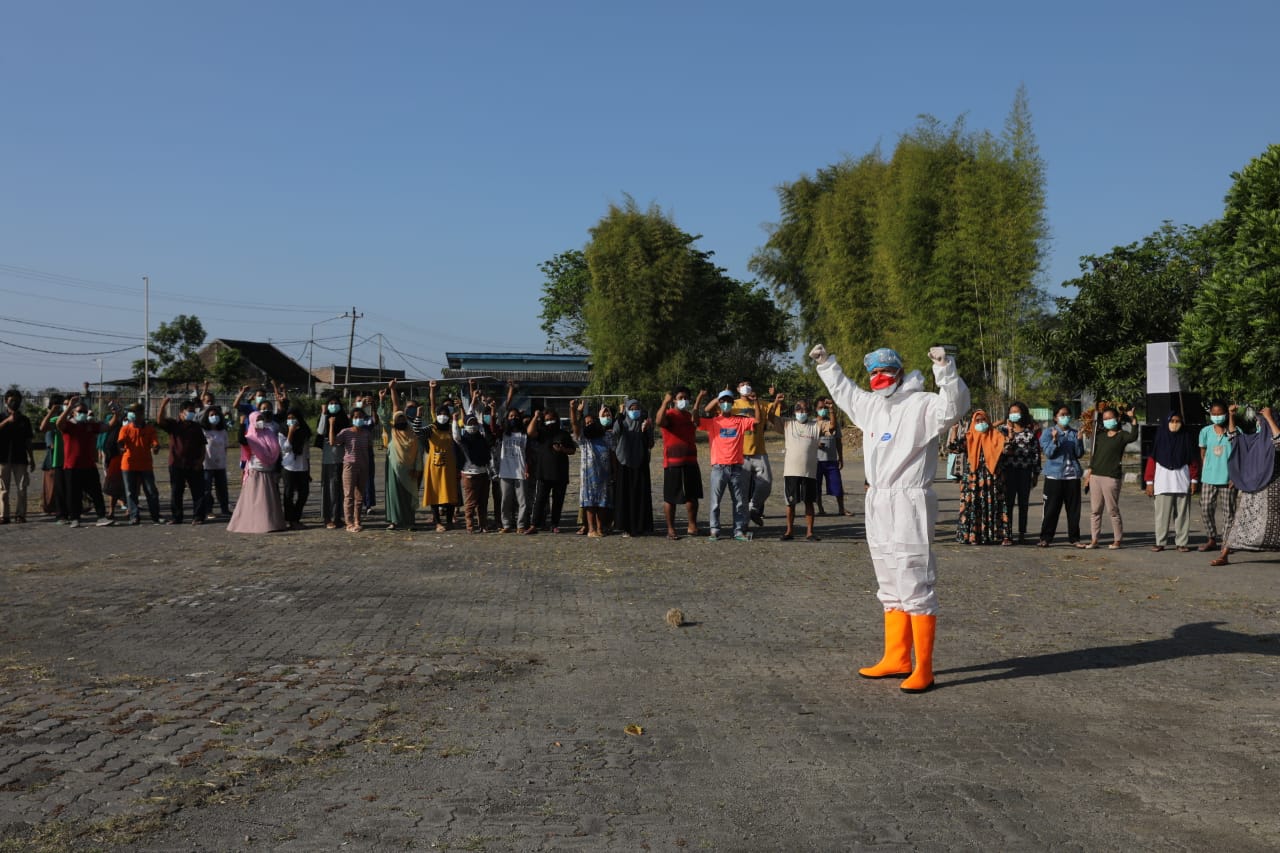 Gubernur Jateng Ganjar Pranowo memberi suntikan semangat kepada tenaga kesehatan dan masyarakat saat peringatan HUT ke-76 Kemerdekaan RI. 
