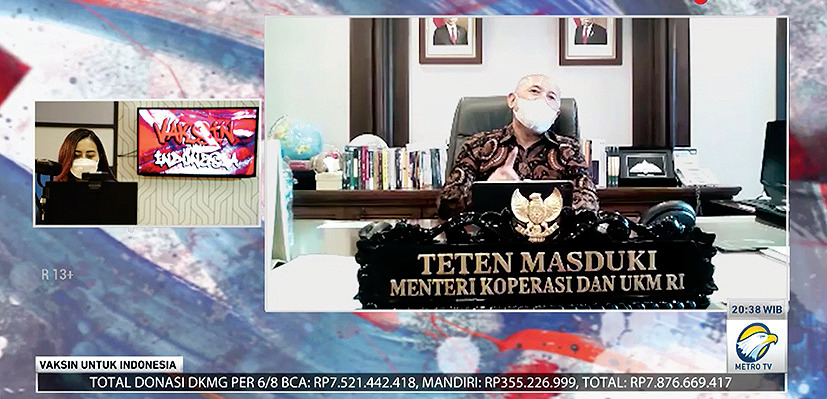 Host Yohana Margaretha (kiri) dan Menteri Koperasi dan UKM Teten Masduki saat berbincang di program Vaksin untuk Indonesia (VUI).