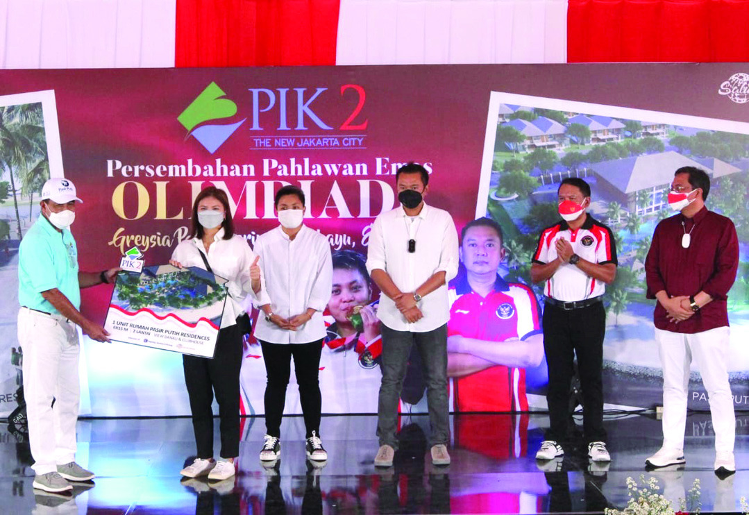 Penyerahan mengha­diahkan rumah di Pantai Indah Kapuk (PIK) 2 kepada peraih medali emas Olimpiade Tokyo 2020 dan pelatih Eng Hian.