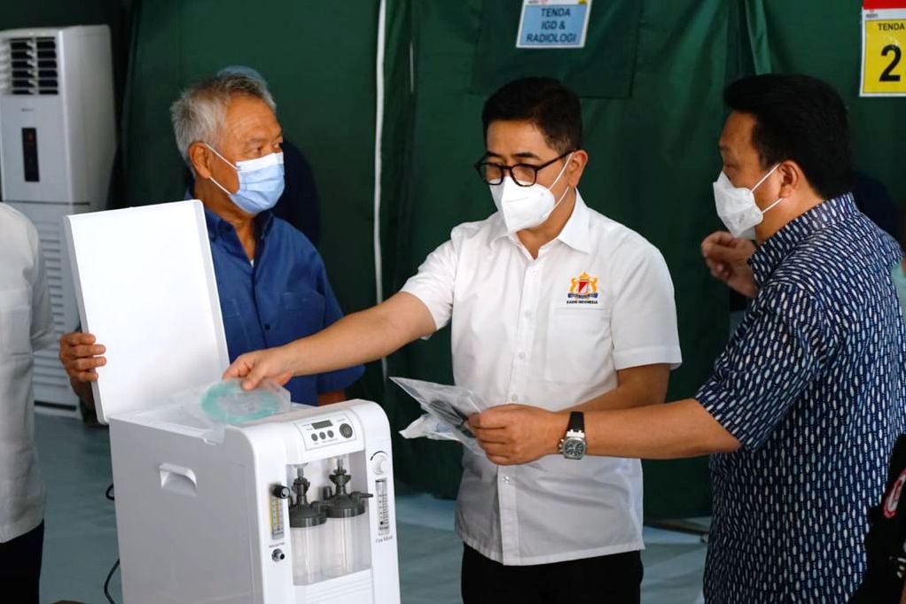 Founder AGP Tomy Winata menerima secara simbolis sumbangan oksigen konsentrator dari Presiden Direktur PT Adaro Energy Tbk Garibaldi Thohir 